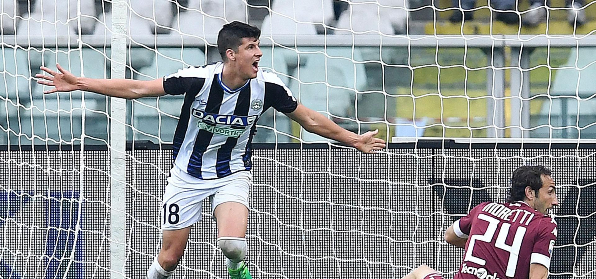 epa05884363 Udinese's Stipe Perica (L) jubilates after scoring a goal during the Italian Serie A soccer match Torino FC vs Udinese Calcio at Olimpico stadium in Turin, Italy, 02 April 2017.  EPA/ALESSANDRO DI MARCO