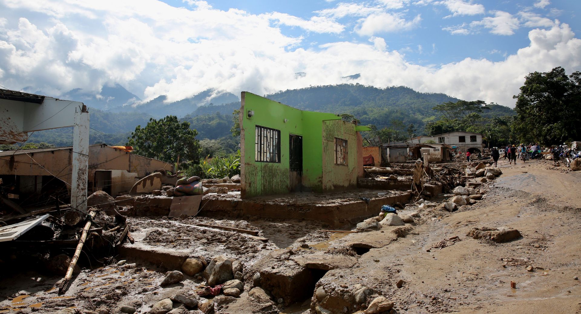 epa05885190 View of destroyed homes at San Miguel neighborhood, affected by a mudslide in Mocoa, Colombia, 02 April 2017. Rescuers continue up efforts Sunday to find survivors of the mudslides that killed at least 234 people and injured 202 others in Mocoa, the capital of the southern Colombian province of Putumayo, officials said.  EPA/Leonardo Munoz