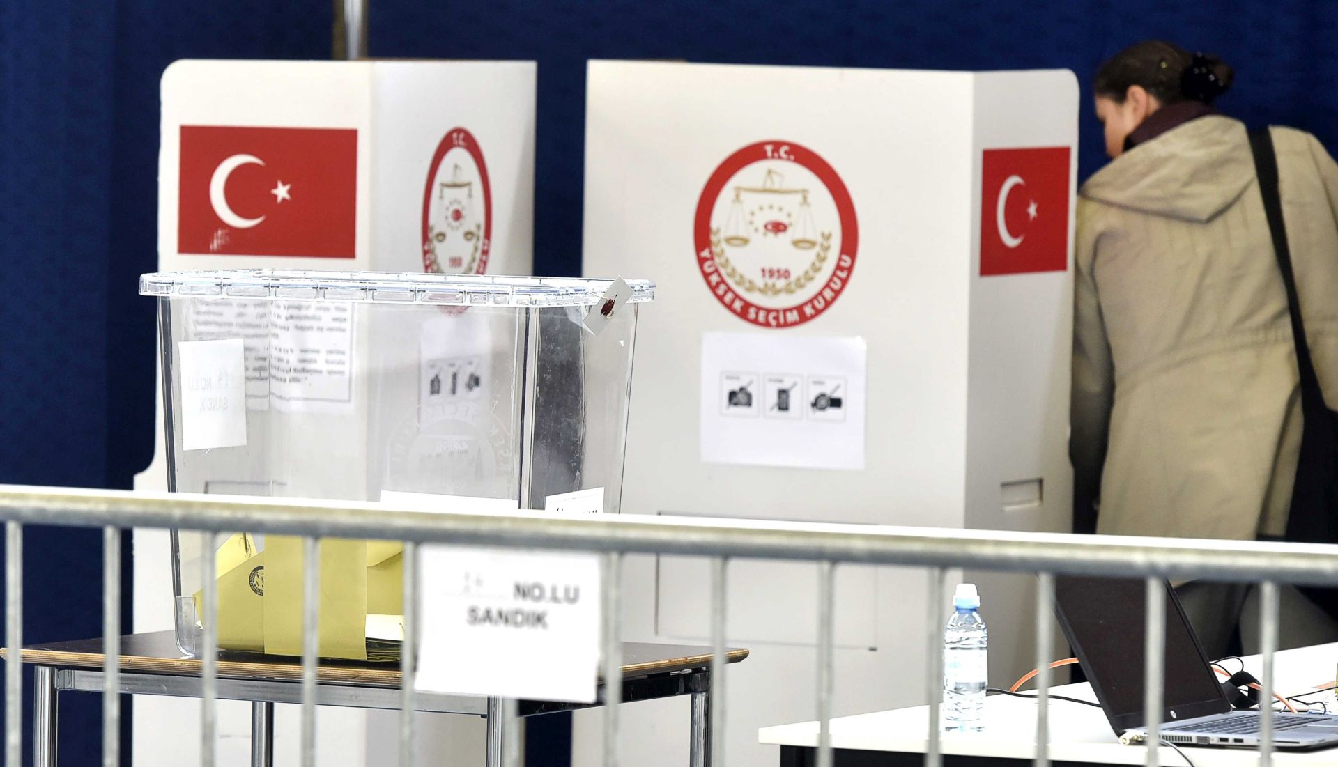 epa05889646 A Turkish voter casts her ballot at the polling station for the Turkish referendum in the Amsterdam RAI, the Netherlands, 05 April 2017. Tens of thousands of Turkish Dutch vote for the referendum on the controversial amendment of the Constitution of Turkey. The amendment, passed by Turkish parliament on 21 January, would change the country's parliamentarian system of governance into a presidential one, which the opposition denounced as giving more power to Turkish president Recep Tayyip Erdogan.  EPA/EVERT ELZINGA