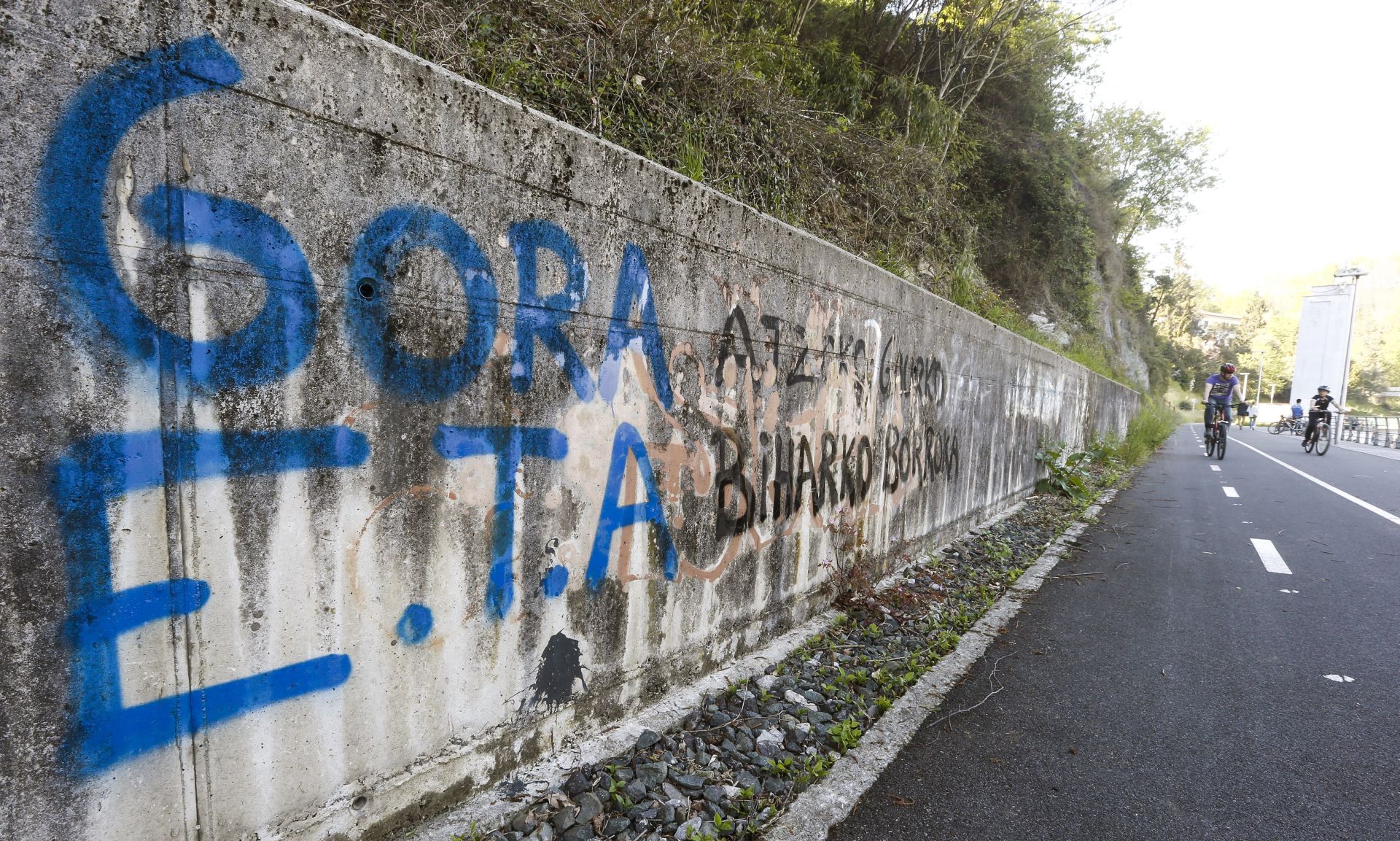 epa05899884 View of a grafitti that reads 'Viva ETA. The fight of yesterday, today and tomorrow' in San Sebastian, Basque Country, northern of Spain, 09 April 2017. The Basque terrorist group ETA is set to begin the process of officially handing over arms to police in southern France, 08 April 2017. ETA killed more than 800 people and wounded thousands in more than 40 years of violence aimed at creating a Basque state out of territory in south-west France and northern Spain.  EPA/JAVIER ETXEZARRETA