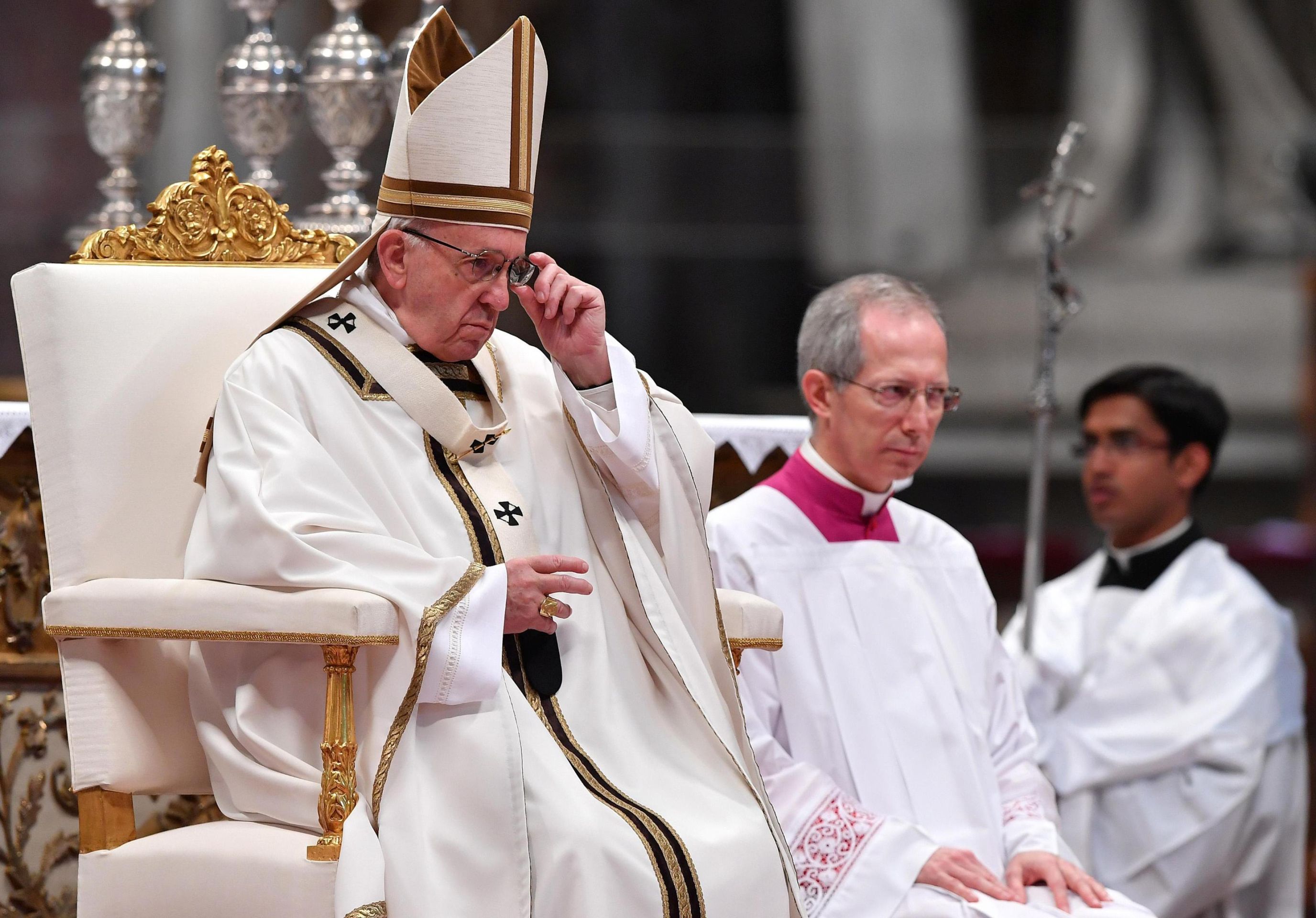 epa05905593 Pope Francis (L) leads the Chrism Mass at the Saint Peter's Basilica in the Vatican City, on Maundy Thursday, 13 April 2017. During the mass the Pope blesses Chrism oil which is used for the religious sacraments during this year. The Chrism Mass is part of the Catholic church's rites during the Holy Week. Others are not identified.  EPA/ETTORE FERRARI
