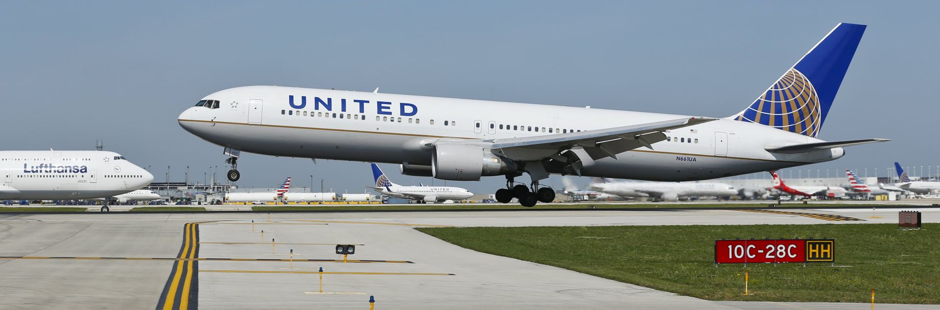 epa05905869 (FILE) - A United Airlines jet arrives at the O'Hare International Airport in Chicago, Illinois, USA, 19 September 2014 (reissued 13 April 2017). A passenger was forcibly removed from an overbooked plane by airport security on 09 April 2017, sparking criticism about the airline's handling of the situation.  EPA/KAMIL KRZACZYNSKI