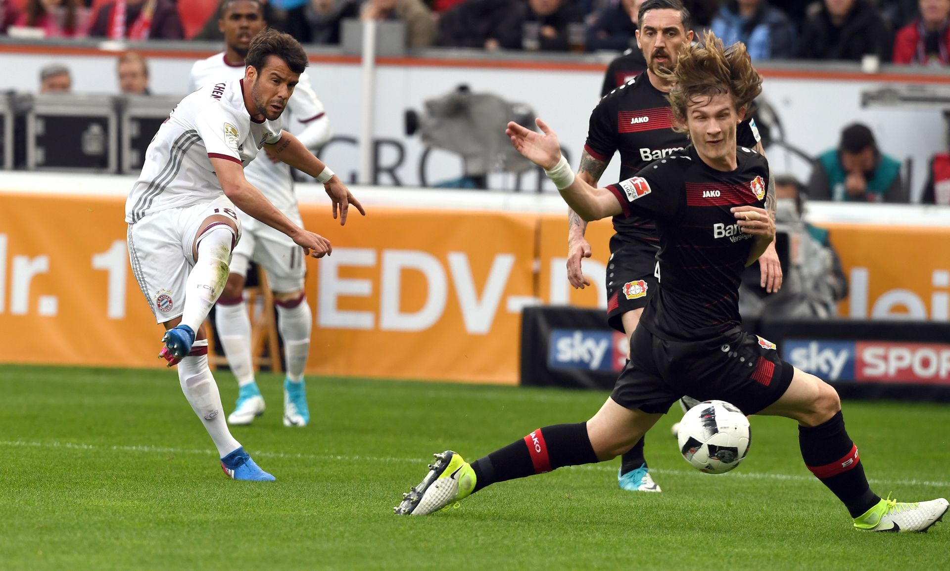 Leverkusen's Tin Jedvaj (R) and Munich's Juan Bernat vie for the ball during the German Bundesliga soccer match between Bayer Leverkusen and Bayern Munich at the BayArena in Leverkusen, Germany, 15 April 2017. 



(EMBARGO CONDITIONS - ATTENTION: Due to the accreditation guidelines, the DFL only permits the publication and utilisation of up to 15 pictures per match on the internet and in online media during the match.) Photo: Federico Gambarini/dpa