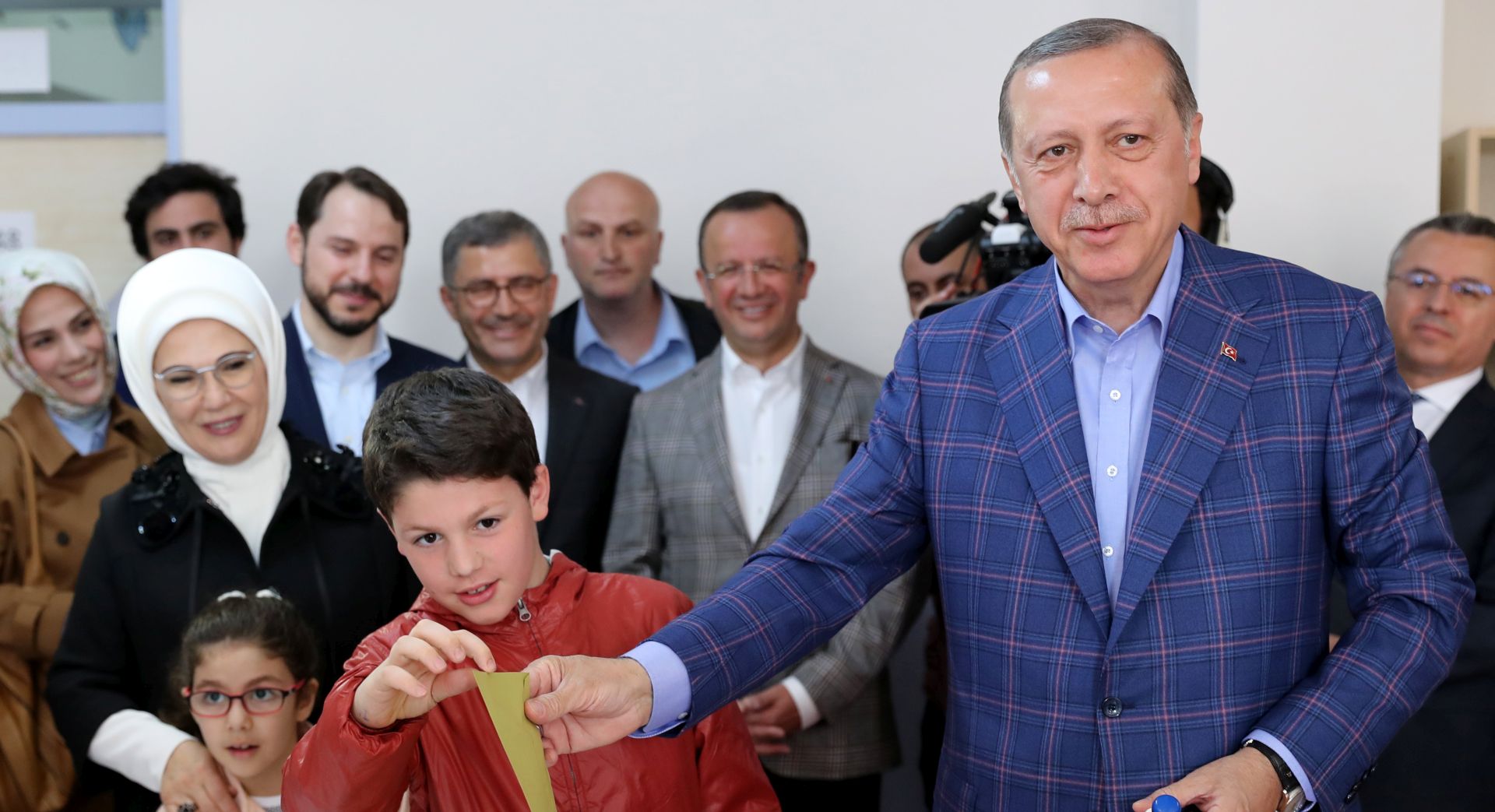 epa05910546 Turkish President Recep Tayyip Erdogan (R) cast his vote with his grandson Mehmet Akif (L) as his wife Emine (L-back) and granddaughter Mahinur acompany him at a polling station for a referendum on the constitutional reform in Istanbul, Turkey, 16 April 2017. The proposed reform, passed by Turkish parliament on 21 January, would change the country's parliamentarian system of governance into a presidential one, which the opposition denounced as giving more power to Turkish president Recep Tayyip Erdogan.  EPA/TOLGA BOZOGLU