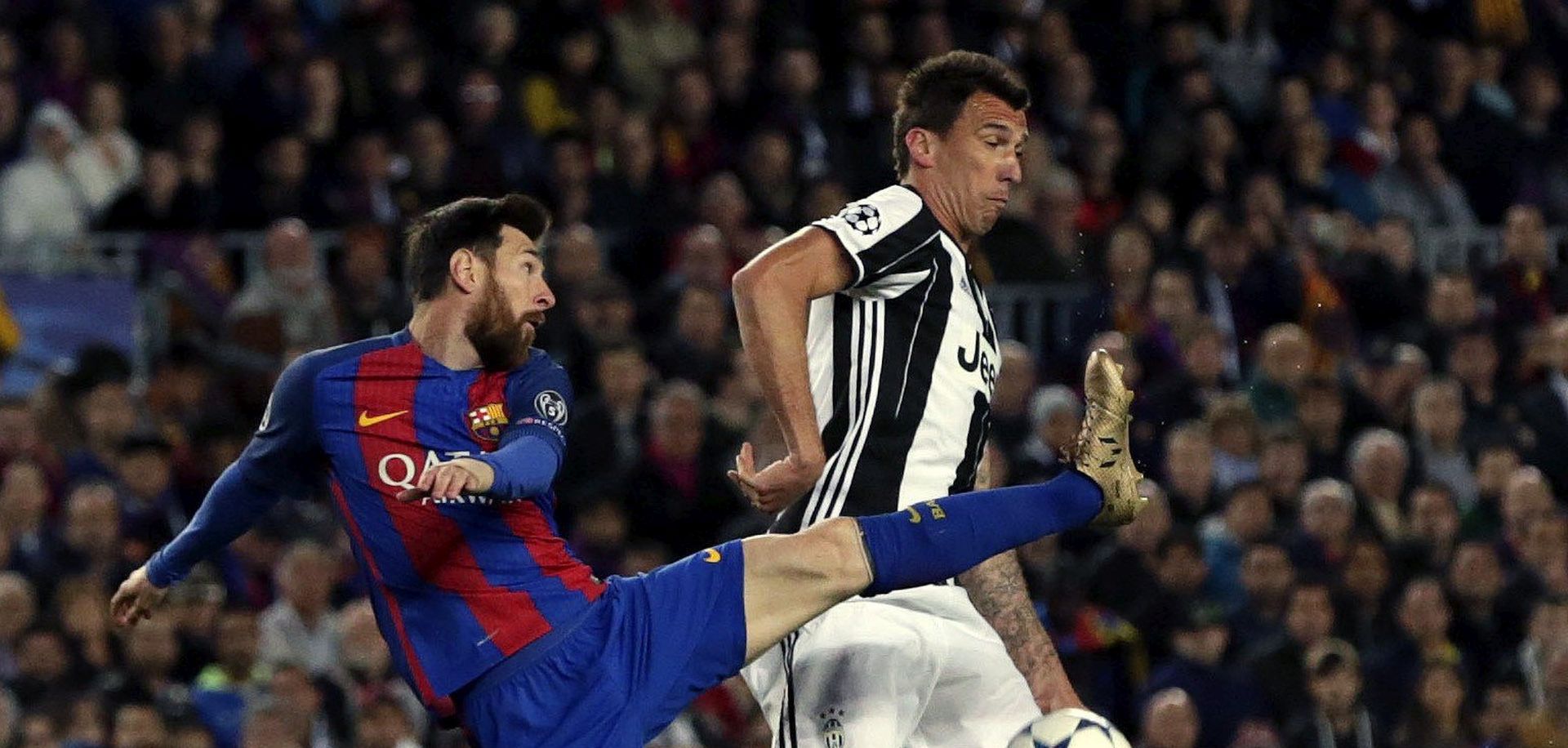epa05915759 FC Barcelona's Lionel Messi (L) fights for the ball with Mario Mandzukic (R) of Juventus during the UEFA Champions League quarter final, second leg soccer match between FC Barcelona and Juventus FC at Camp Nou stadium in Barcelona, Spain, 19 April 2017.  EPA/ALBERTO ESTEVEZ