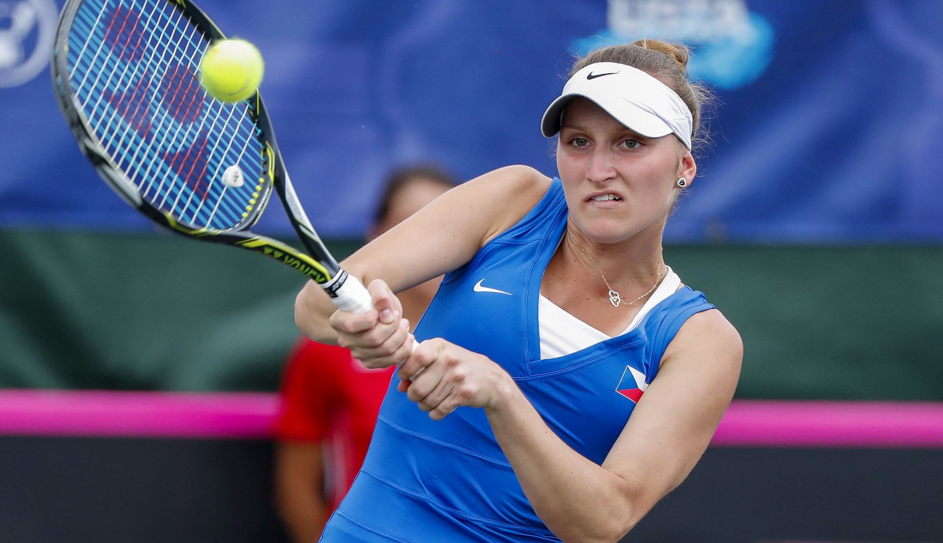 epa05921866 Marketa Vondrousova of the Czech Republic in action against CoCo Vandeweghe of the US during a Fed Cup World Group Semifinal women's tennis match between the United States and the Czech Republic at the Saddlebrook Resort in Wesley Chapel, Florida, USA, 22 April 2017.  EPA/ERIK S. LESSER