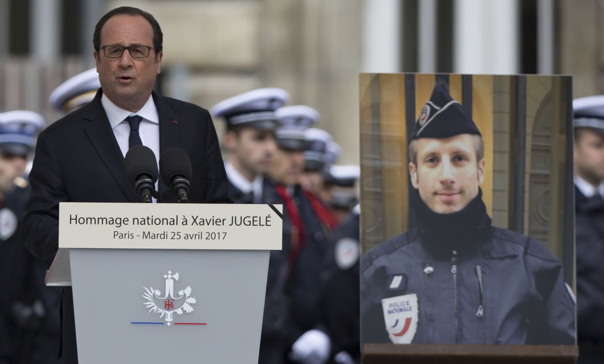 epa05926602 French President Francois Hollande delivers a speech during a ceremony for slain police officer Xavier Jugele, at the Paris police headquarters in Paris, France, 25 April 2017. Jugele was killed by a gunman during the 20 April Champs Elysees terror attack shooting.  EPA/IAN LANGSDON
