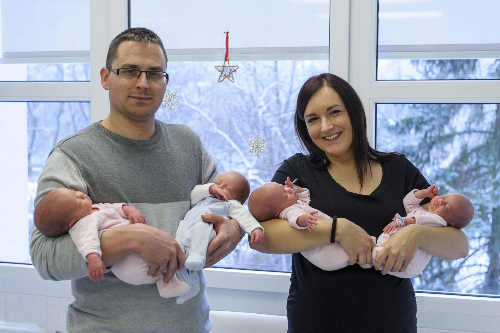 epa05682453 Beata Boda (R) and her husband Istvan Boda pose with their quadruplets in the Department of Obstetrics and Gynaecology of the University of Debrecen, 226 kms east of Budapest, Hungary, 19 December 2016. The three girls, Jazmin, Flora, Boglarka and the boy Istvan had been conceived in natural way and were born on 24 November. The father, Istvan was also born in this same hospital as a member of quadruplets thirty years ago.  EPA/Zsolt Czegledi HUNGARY OUT