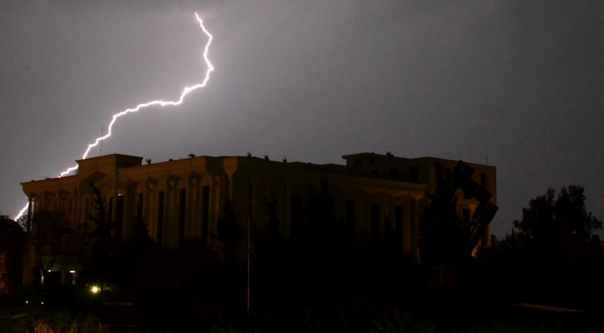epa04684040 A view of a lightening strike during an evening thunder storm, in Islamabad, Pakistan 28 March 2015.  EPA/SOHAIL SHAHZAD