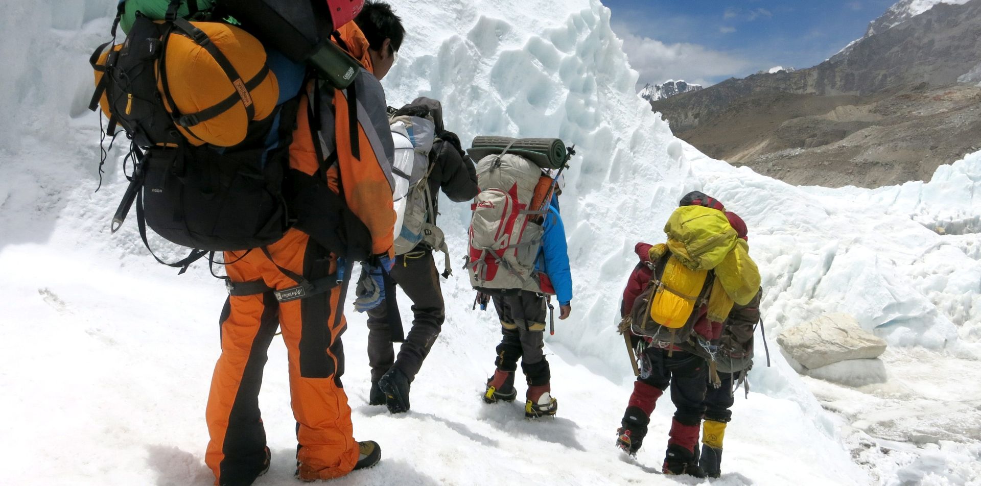 epa05326760 A handout picture provided by Nepalese climber Phurba Tenjing Sherpa shows  climber descending from camp 1 to base camp of Mount Everest, Nepal, 24 May 2016. Dutch climber Eric Arnold, Australian Maria Strydom and Indian climber Subhash Paul died and two other went missing in Everest.  EPA/PHURBA TENJING SHERPA / HANDOUT  HANDOUT EDITORIAL USE ONLY/NO SALES