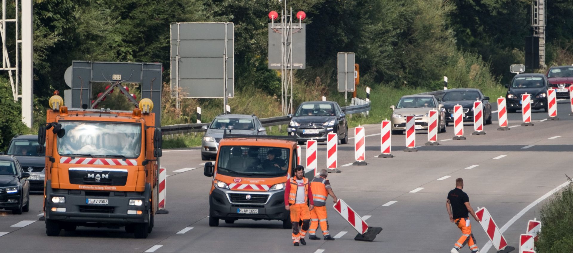 epa05483077 Traffic on the A2 motorway is detoured due to a possible bomb defusing, in Hanover, Germany, 14 August 2016. Suspected bombs from WWII have led to the closure of the motorway A2 in Hanover. Around 7,500 nearby residents had to leave their homes, after maintenance works on the motorway have revealed possible unexploded bombs. If the suspicion is confirmed, bomb squad is expected to defuse the explosives by midday.  EPA/PETER STEFFEN