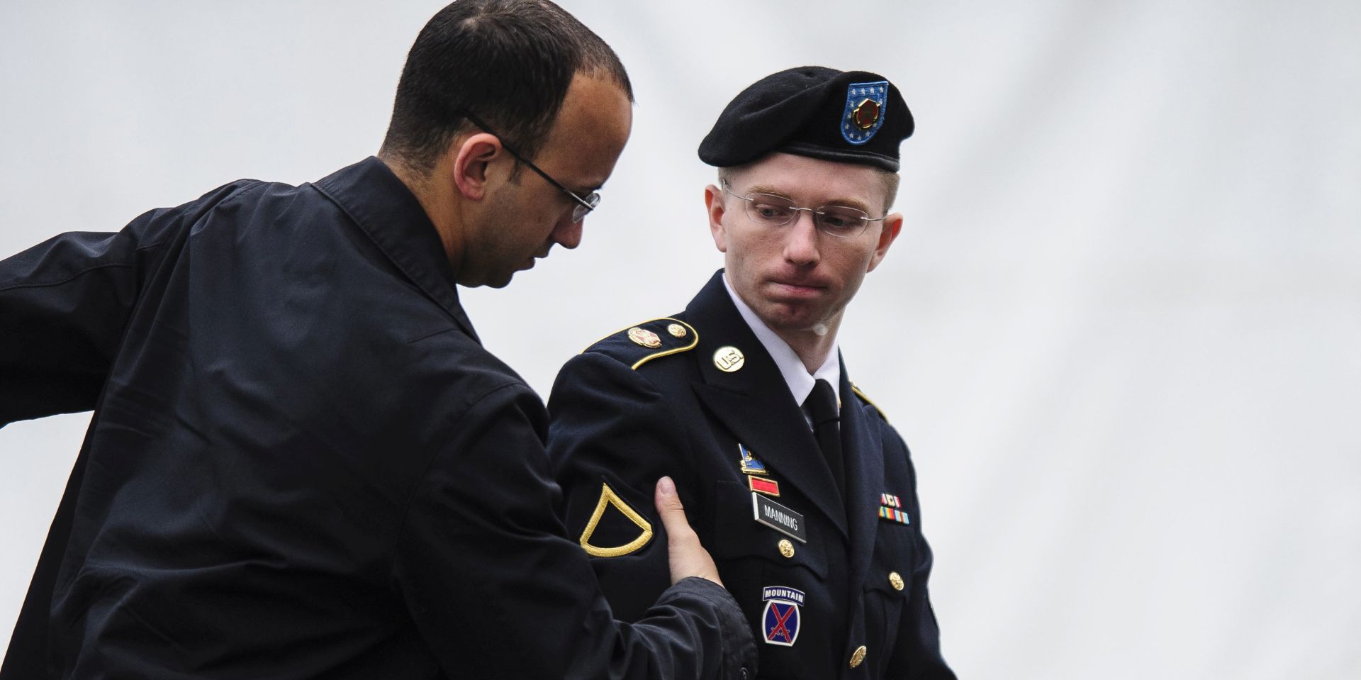 epa05725636 (FILE) - A file picture dated 10 June 2013 shows US Army Private Bradley Manning (R), who later changed his name to Chelsea Manning, arrives at the courtroom for the fourth day of his court-martial at Fort Meade, Maryland, USA. US President Obama on 17 January 2017 commuted convicted whistleblower Chelsea Manning's remaining sentence to have her be freed on 17 May 2017.  EPA/PETE MAROVICH