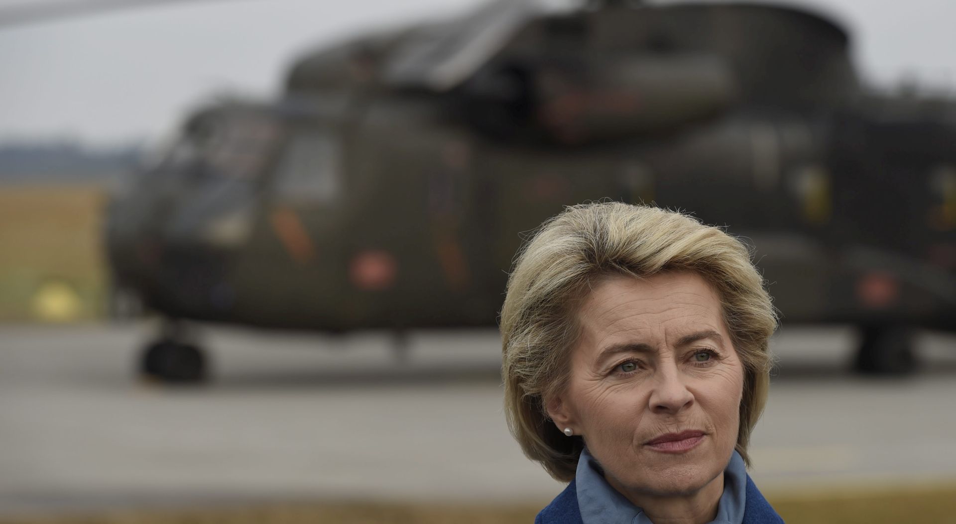 epa05768669 German Defence Minister Ursula von der Leyen stands in front of a CH-53 helicopter during her visit to the Bundeswehr airborne operations training centre in Altenstadt, southern Germany, 03 February 2017. During her visit the Minister was given demonstrations of the german airborne troops' capabilities and talked to soldiers stationed in Altenstadt.  EPA/PHILIPP GUELLAND