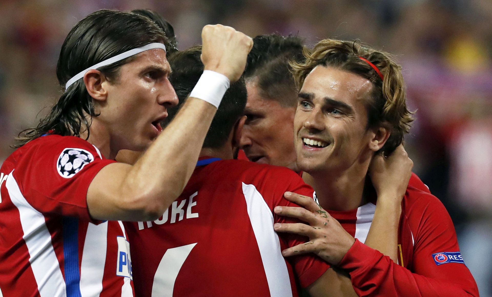 epaselect epa05905155 Atletico Madrid's striker Antoine Griezmann (R) celebrates scoring the first goal with his teammates during the UEFA Champions League quarterfinal first leg match between Atletico Madrid and Leicester City at the Vicente Calderon stadium in Madrid, Spain, 12 April 2017.  EPA/CHEMA MOYA