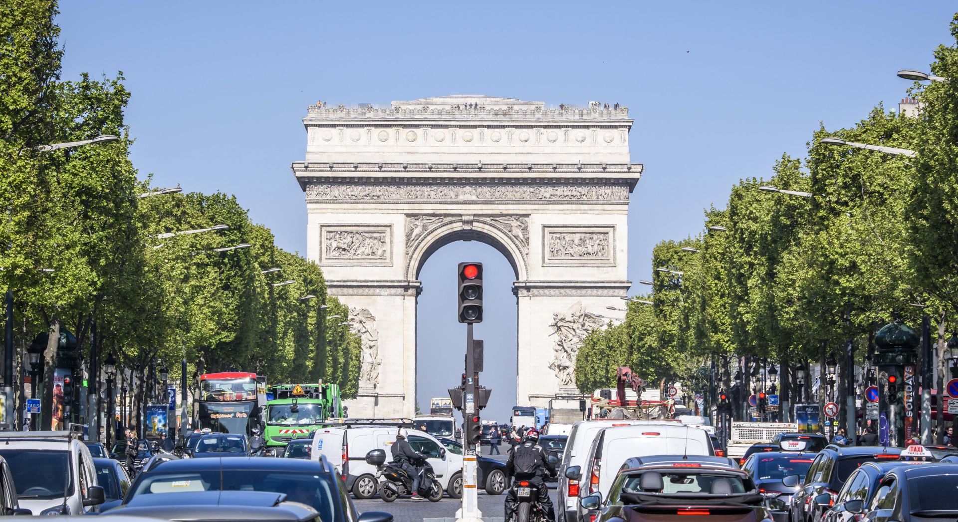 epa05918897 View of the traffic jam at the Champs Elysee avenue near the Arc de Triomphe in Paris, France, 21 April 2017. A police officer the previous day was killed along with the attacker in a terror attack on the Champs Elysees. A total of three police officers were shot at on the city's famous boulevard, with their suspected attacker killed by security forces.  EPA/CHRISTOPHE PETIT TESSON