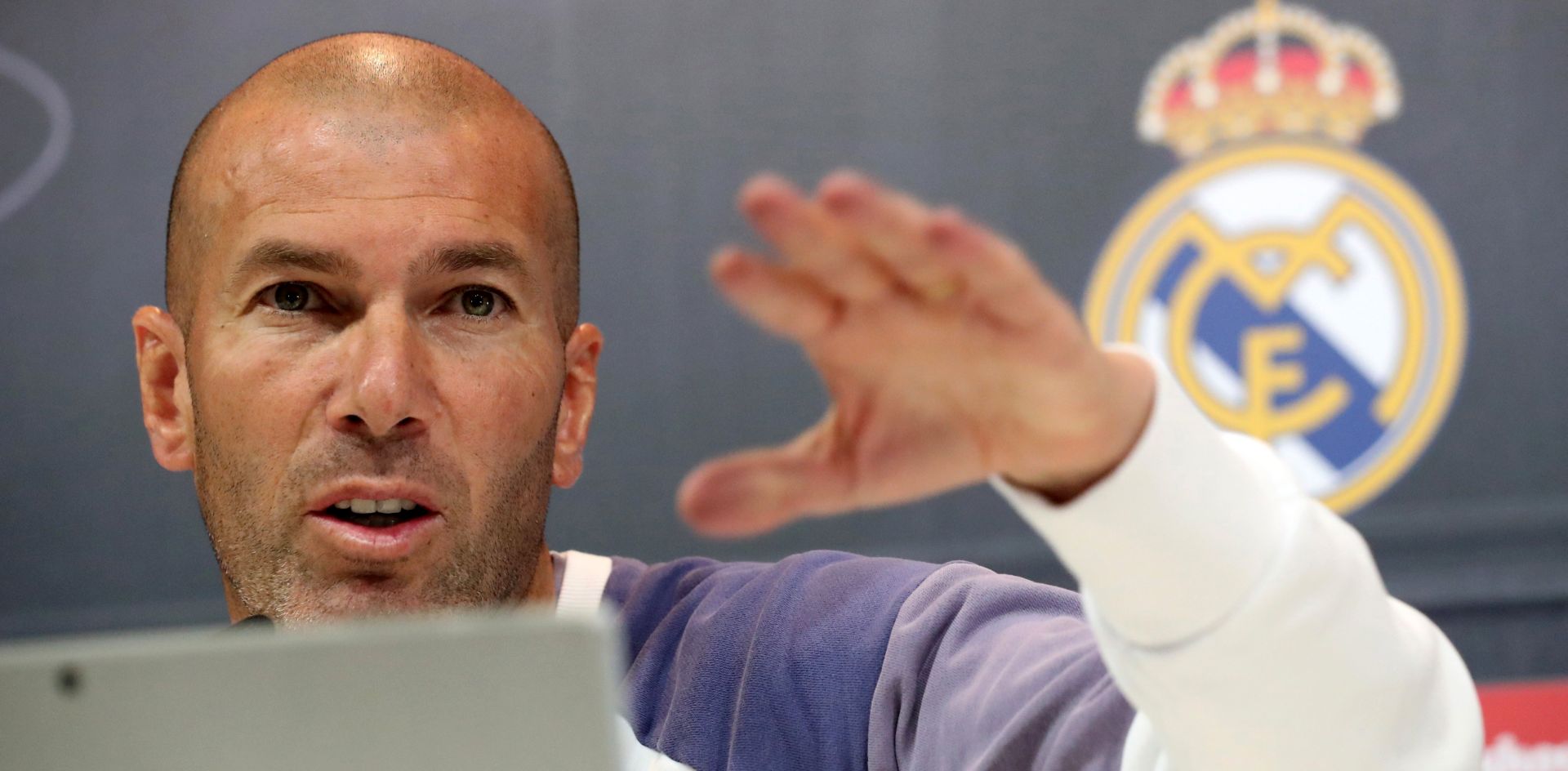 epa05926764 Real Madrid's head coach, French Zinedine Zidane, speaks during a press conference following training session at the team's sports facilities in Valdebebas, Madrid, Spain, on 25 April 2017. Real Madrid will face Deportivo in a Spanish Primera Division League soccer match on 26 April.  EPA/Zipi