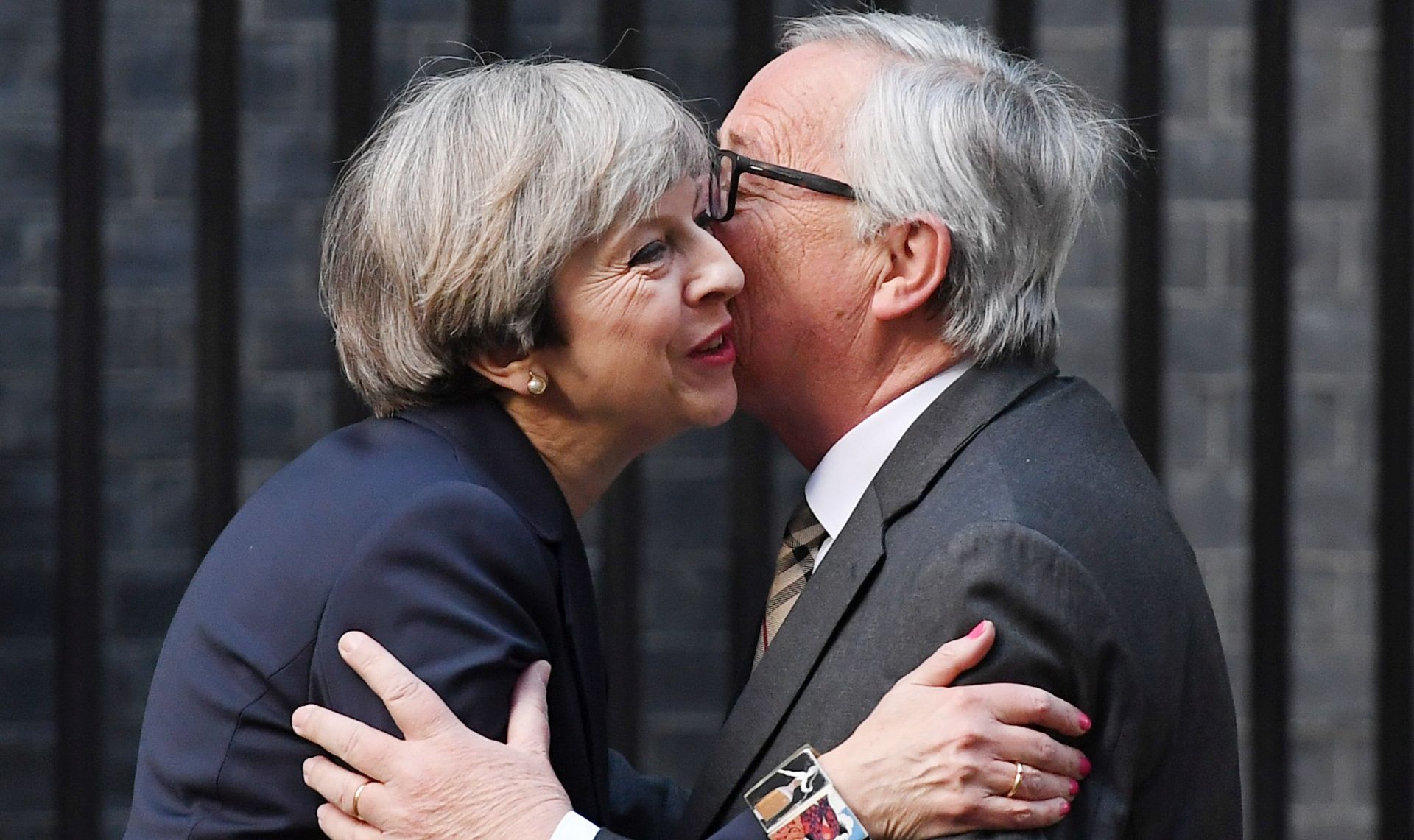 epaselect epa05929540 British Prime Minister Theresa May (L) welcomes European Commission President Jean-Claude Juncker (R) to 10 Downing Street in London, Britain, 26 April 2017. The two leaders held talks on Brexit.  EPA/ANDY RAIN