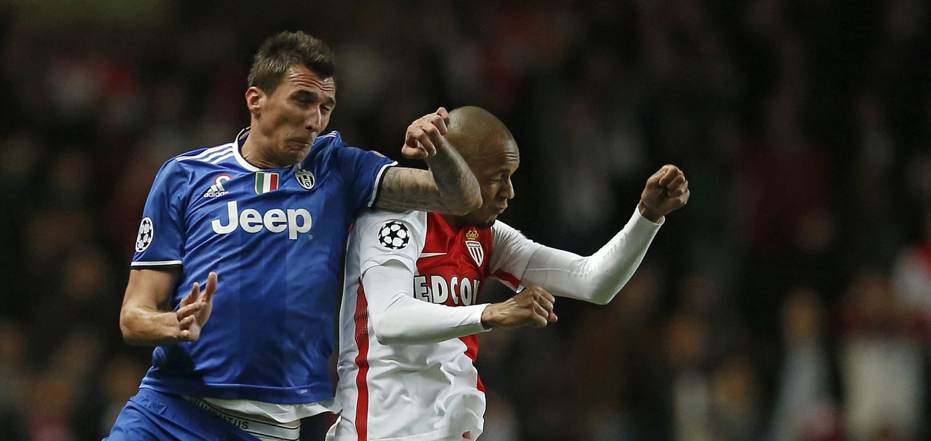 epa05942632 Mario Mandzukic (L) of Juventus FC vies for the ball with Fabinho (R) of AS Monaco during the UEFA Champions League semi final, first leg soccer match between AS Monaco and Juventus at Stade Louis II in Monaco, 03 May 2017.  EPA/GUILLAUME HORCAJUELO