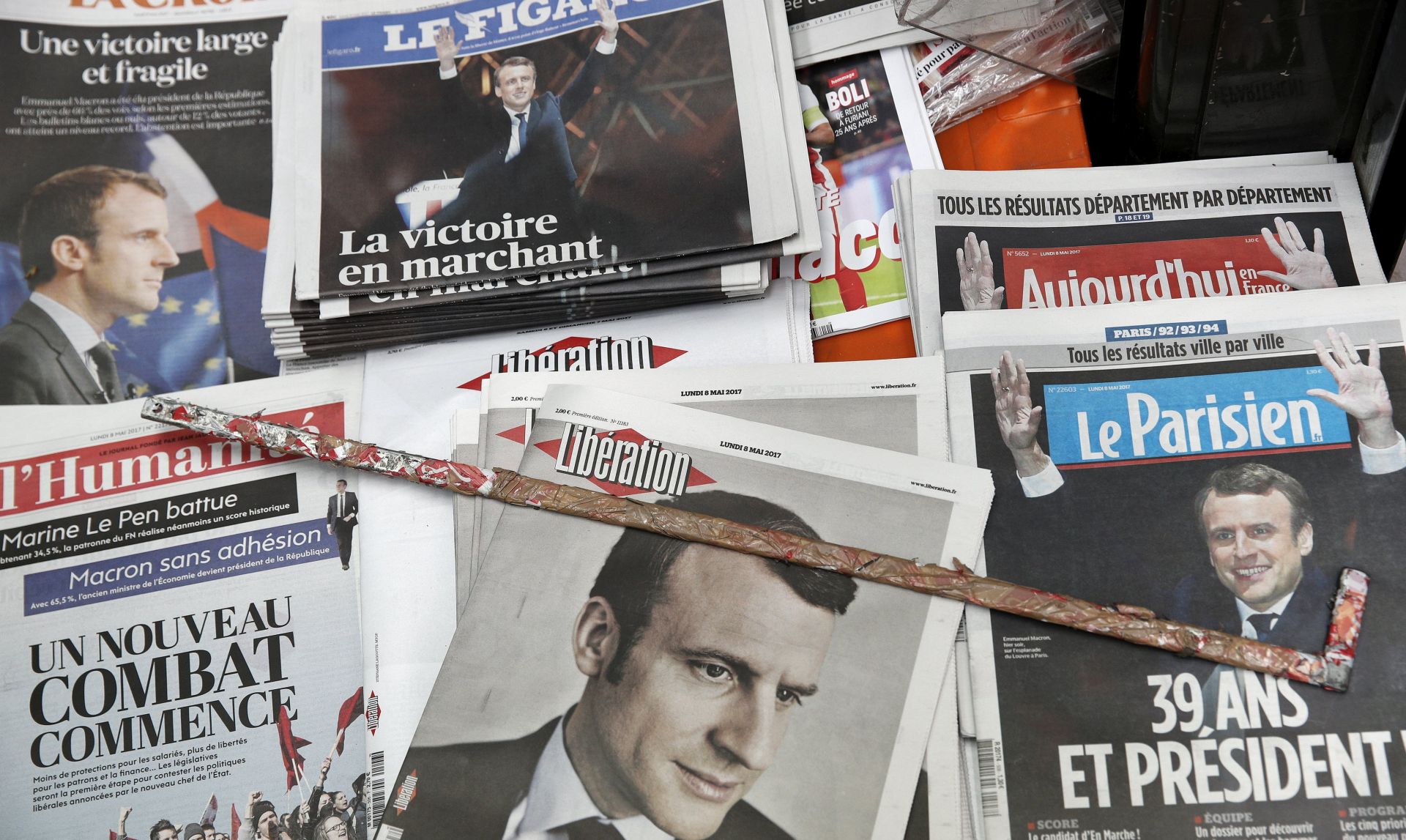 epa05950970 French newspapers with the headlines with newly elected French President Emmanuel Macron on display inside a kiosque in Paris, France, 08 May 2017. Emmanuel Macron defeated Marine Le Pen in the final round of France's presidential election, with 66,1 per cent of the vote, official results announced.  EPA/YOAN VALAT