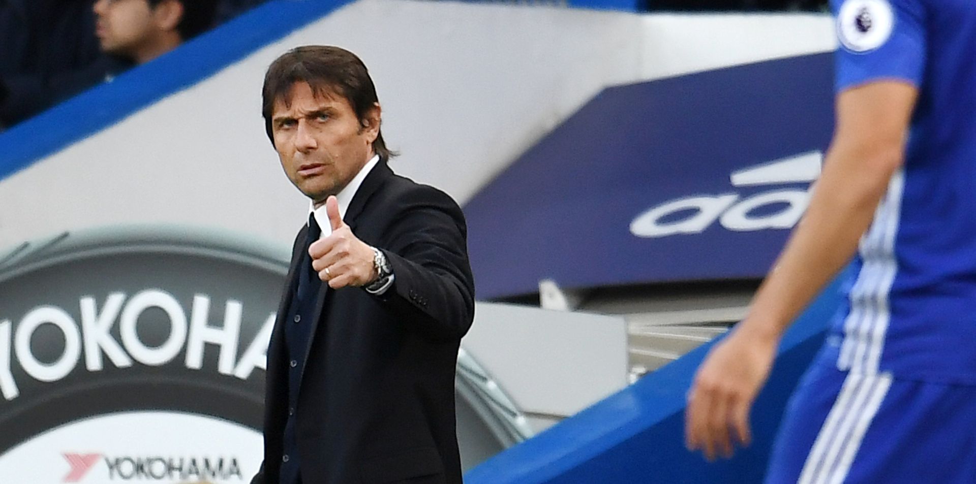 epa05951445 Chelsea manager Antonio Conte (L) gives the thumbs up to his player Diego Costa (R)  during the English Premier League soccer match between Chelsea FC and Middlesborough FC at Stamford Bridge in London, Britain, 08 May 2017.  EPA/ANDY RAIN EDITORIAL USE ONLY. No use with unauthorized audio, video, data, fixture lists, club/league logos or 'live' service. Online in-match use limited to 75 images, no video emulation. No use in betting, games or single club/league/player publications.