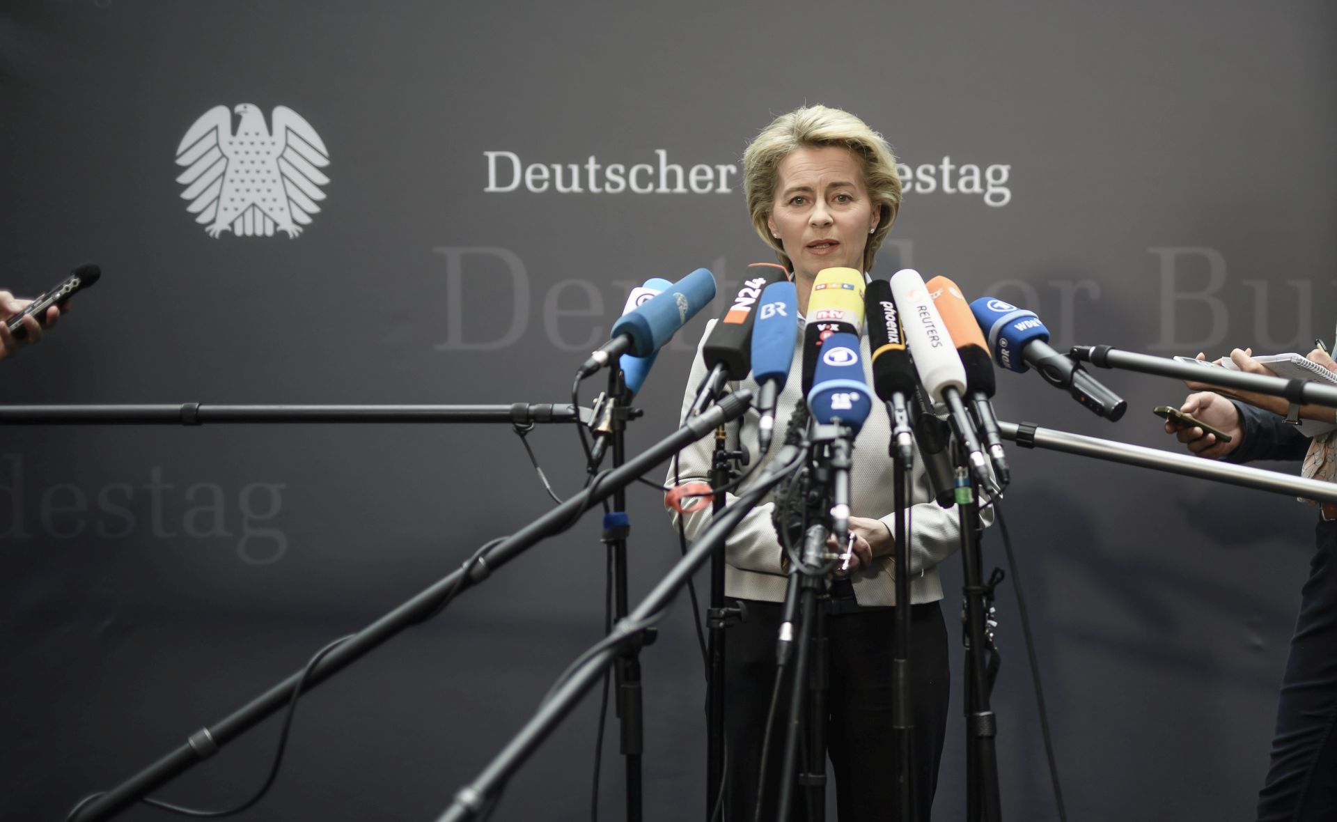 epa05954258 German Defense Minister Ursula von der Leyen gives a press statement prior to a session of the defense committee at the German Parliament in Berlin, Germany, 10 May 2017. Von der Leyen is about to inform the defense commitee over the current controversy involving the German Army Lieutenant Franco A., a right-wing extremist who disguised himself as a Syrian refugee and planned a terrorist attack. On 09 May 2017 a suspected supporter of Lieutenant Franco A. was arrested and presented to the German federal prosecutor.  EPA/CLEMENS BILAN