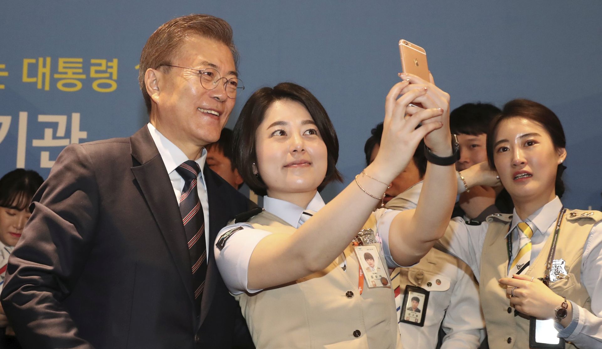 epa05958590 An employee of Incheon International Airport Corp. (IIAC) takes a selfie with South Korean President Moon Jae-in (L) during an event at the airport on Yeongjong Island, Incheon, South Korea, 12 May 2017.  EPA/YONHAP SOUTH KOREA OUT