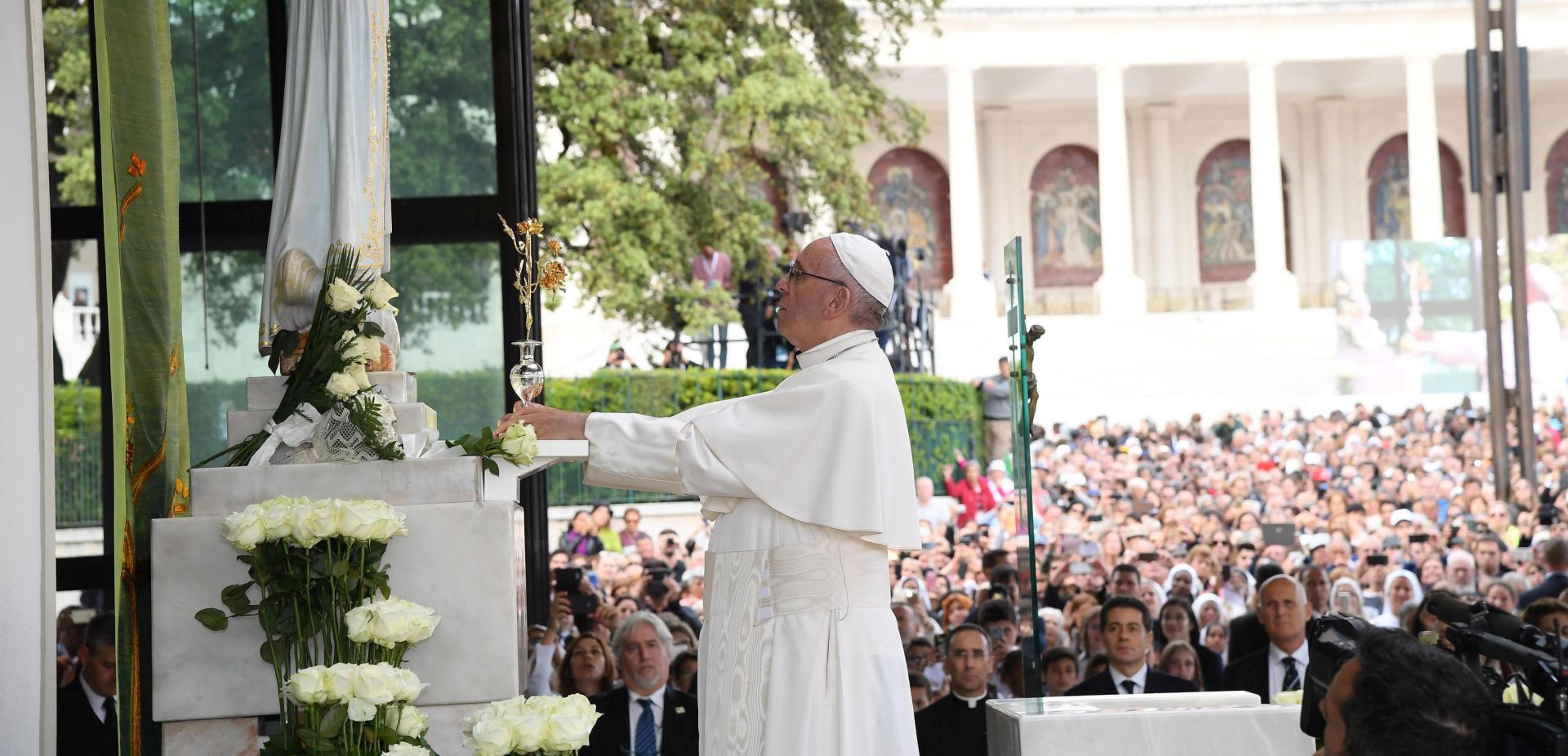 epa05960196 Pope Francis offers the third Golden Rose 'A distinction that Popes attribute to personalities or Sanctuaries, churches or cities, in recognition and reward for marked services rendered to the Church or for the good of society', to Fatima's Sanctuary, Leiria, Portugal, 12 May 2017. Pope Francis is in visiting Fatima on 12 and 13 May on the 100th anniversary of the appearances of Mary.  EPA/MAURIZIO BRAMBATTI