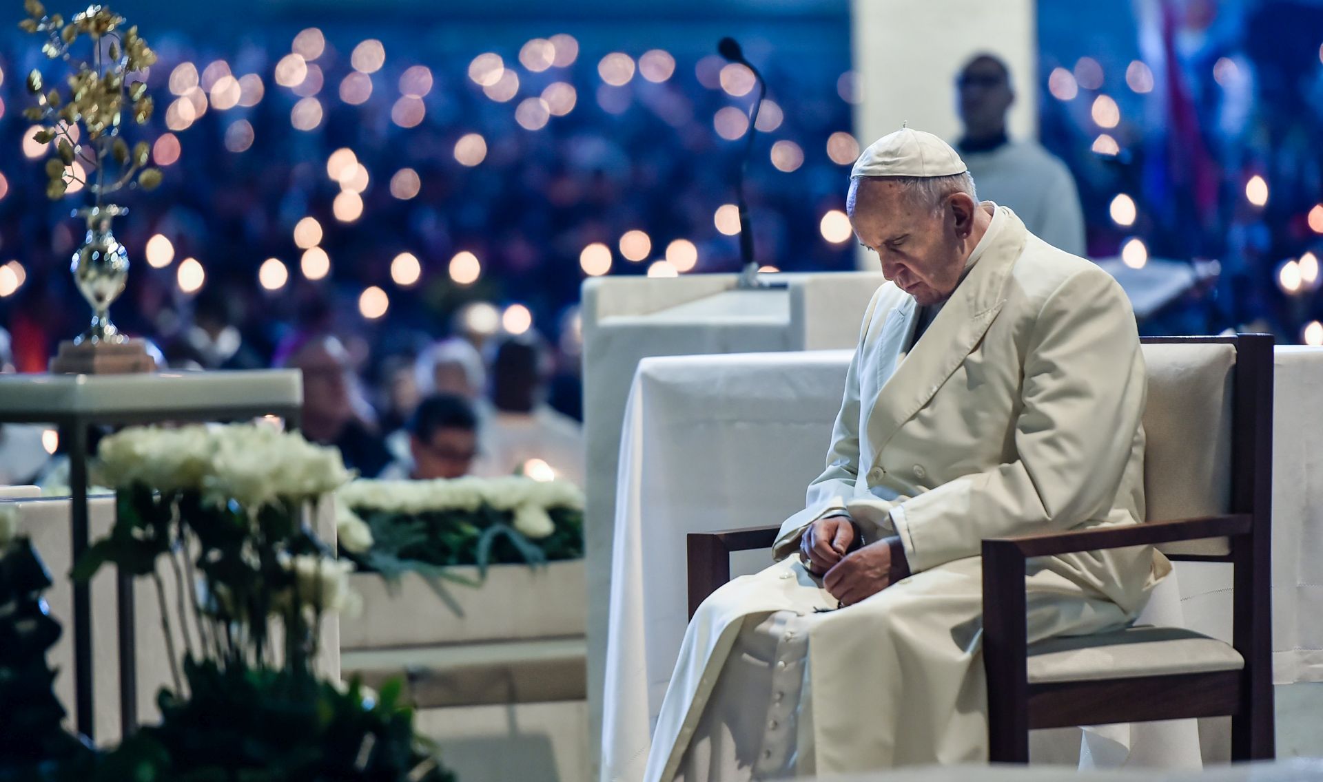 epa05960493 Pope Francis prays to Our Lady of Fatima at Apparitions Chapel before the traditional candle procession at Fatima's Sanctuary, Leiria, Portugal, 12 May 2017. Pope Francis is in visiting Fatima on 12 and 13 May on the 100th anniversary of the appearances of Mary.  EPA/NUNO ANDRÉ FERREIRA