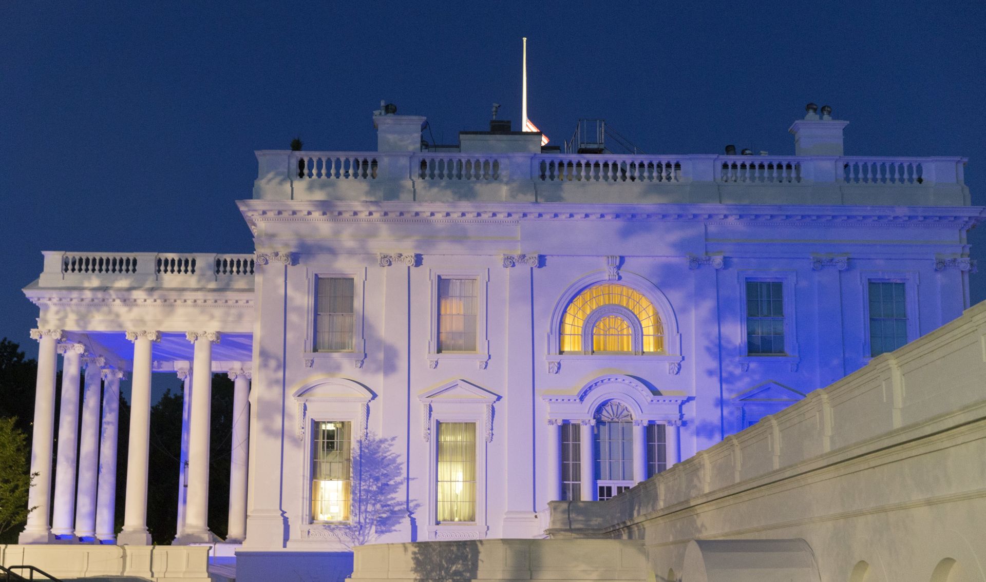 epa05966950 The White House is lit at dusk with blue lights in honor of Peace Officers Memorial Day, in Washington, DC, USA, 15 May 2017.  EPA/MICHAEL REYNOLDS