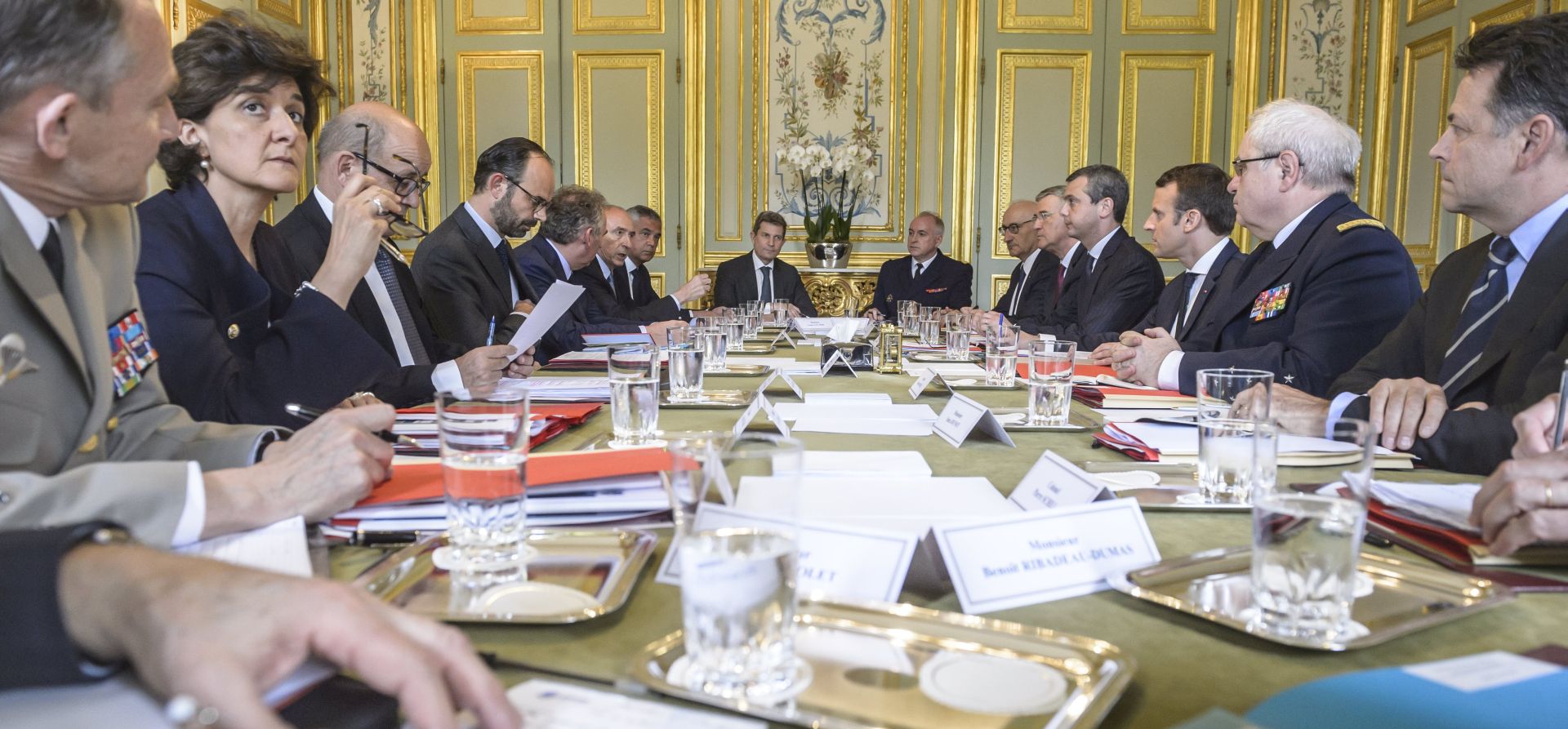 epa05972212 French President Emmanuel Macron (3-R) presides a defence council meeting at the Elysee Palace in Paris, France, 18 May 2017. Others are not identified.  EPA/Christophe Petit Tesson / POOL MAXPPP OUT