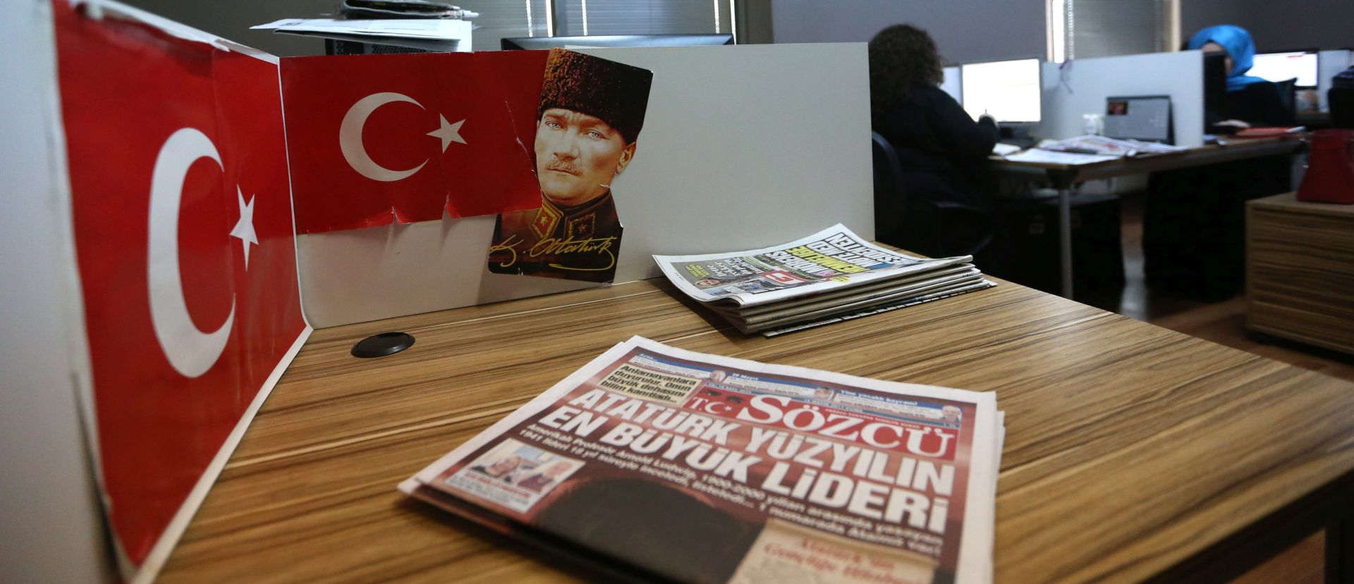 epa05973780 Journalists work at the Sozcu newspaper in Istanbul, Turkey 19 May 2017. Turkish police started an operation on opposition Sozcu Newspaper and arrest the owner and three employees over alleged ties to the movement of Fethullah Gulen, as a part of investigation of the coup attempt on 15 July, according to local media on 19 May.  EPA/ERDEM SAHIN