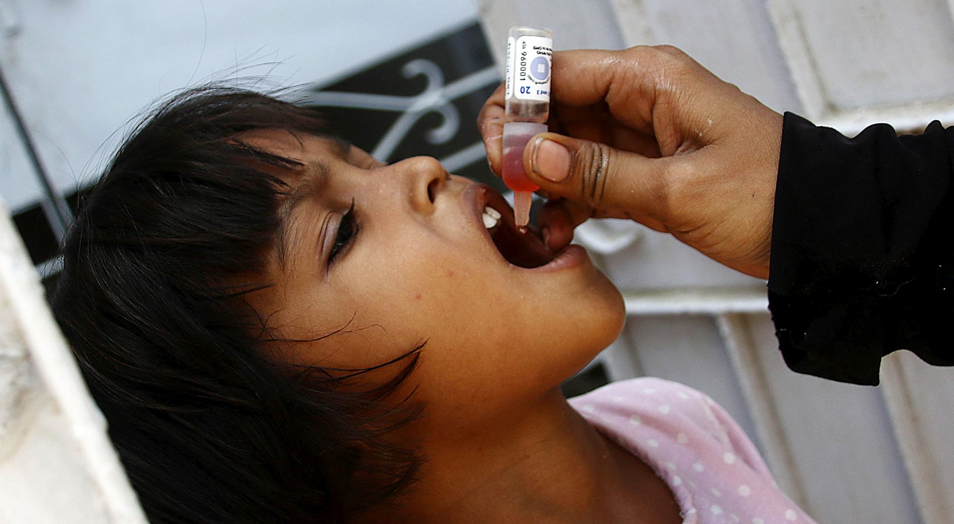 epa05983530 A health worker administers a Polio vaccine to a child, during a three-day countrywide vaccination campaign in Karachi, Pakistan, 23 May 2017. Pakistan is one of the last two countries, along with Afghanistan, where polio is still endemic. Though new polio cases dropped to a nine-year low in 2016, attacks by Islamist militants against health workers and police guarding them remained a challenge for a United Nations (UN)-funded vaccination campaign.  EPA/SHAHZAIB AKBER