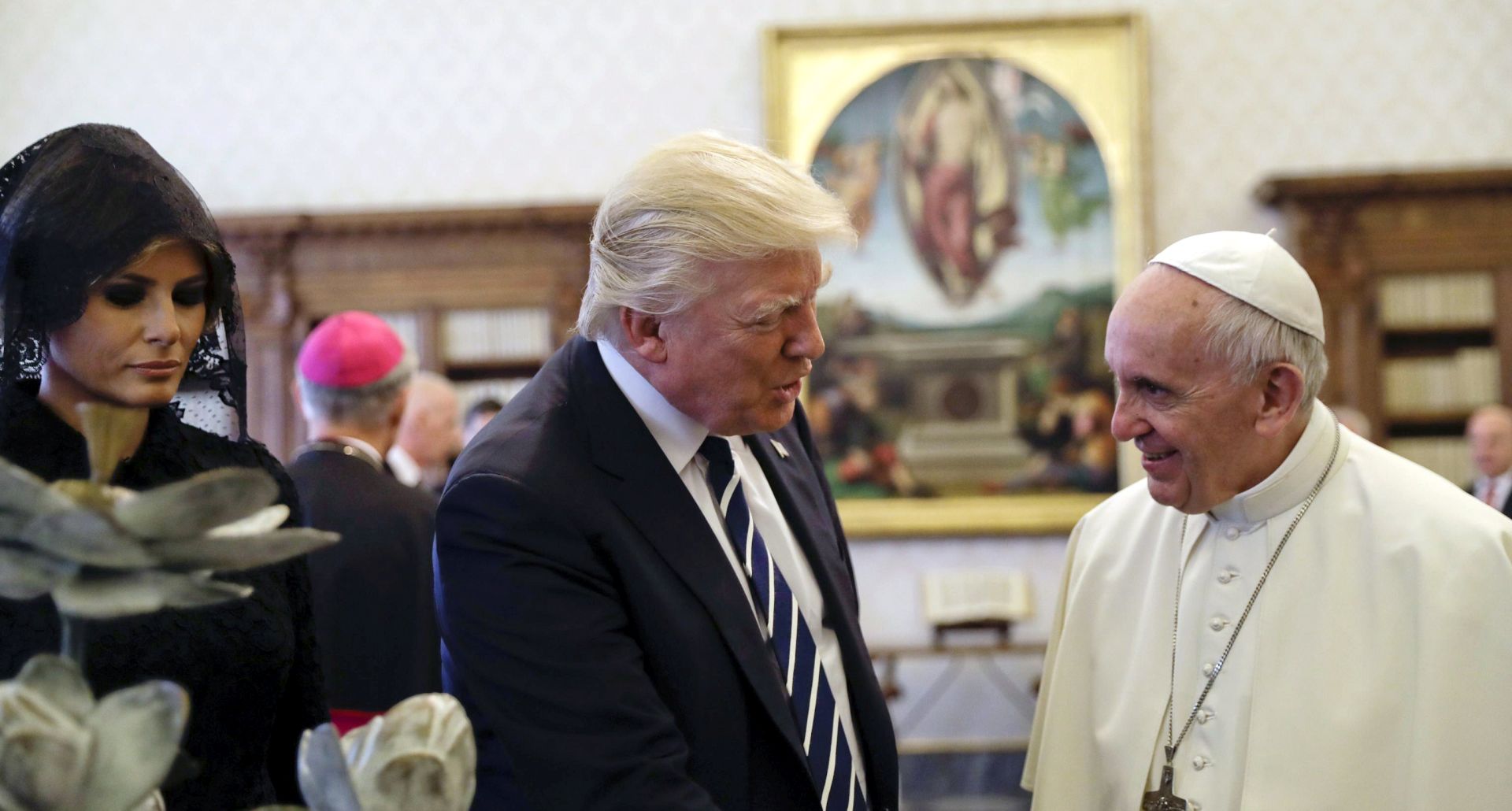 epa05985484 Pope Francis (R) meets with US President Donald J. Trump (C) and US First Lady Melania Trump (L) in Vatican City, 24 May 2017. Trump is in Italy on a two day visit, including a meeting with Pope Francis at the Vatican, ahead of his participation in a NATO summit in Brussels on 25 May.  EPA/ALESSANDRA TARANTINO / POOL