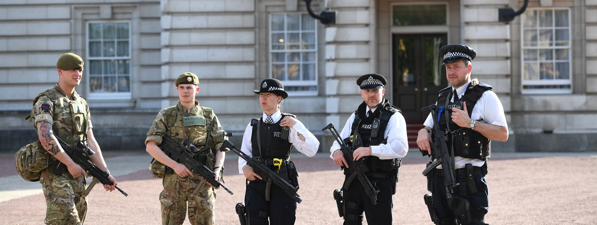 epa05987114 British Army soldierS (L) on guard outside the Buckingham Palace in London, Britain, 24 May 2017, following the terror attack at Manchester Arena on 22 May 2017 at the end of US singer Ariana Grande's concert in the arena.  EPA/FACUNDO ARRIZABALAGA