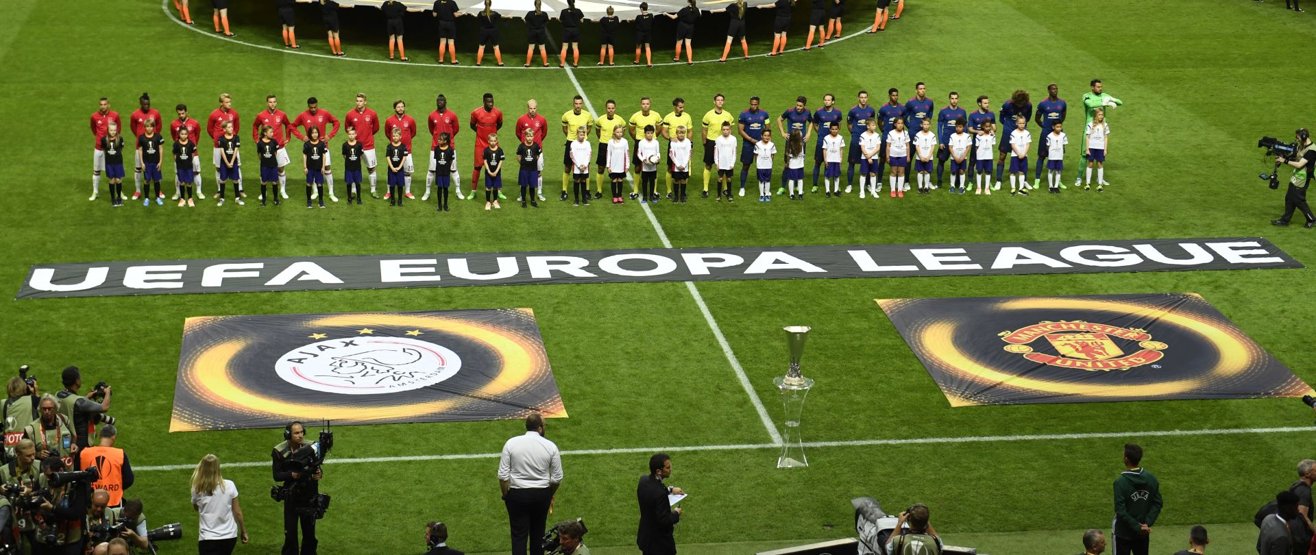 epa05987315  The teams line up before the UEFA Europa League final between Ajax Amsterdam and Manchester United at Friends Arena in Stockholm, Sweden, 24 May 2017.  EPA/Pontus Lundahl SWEDEN OUT