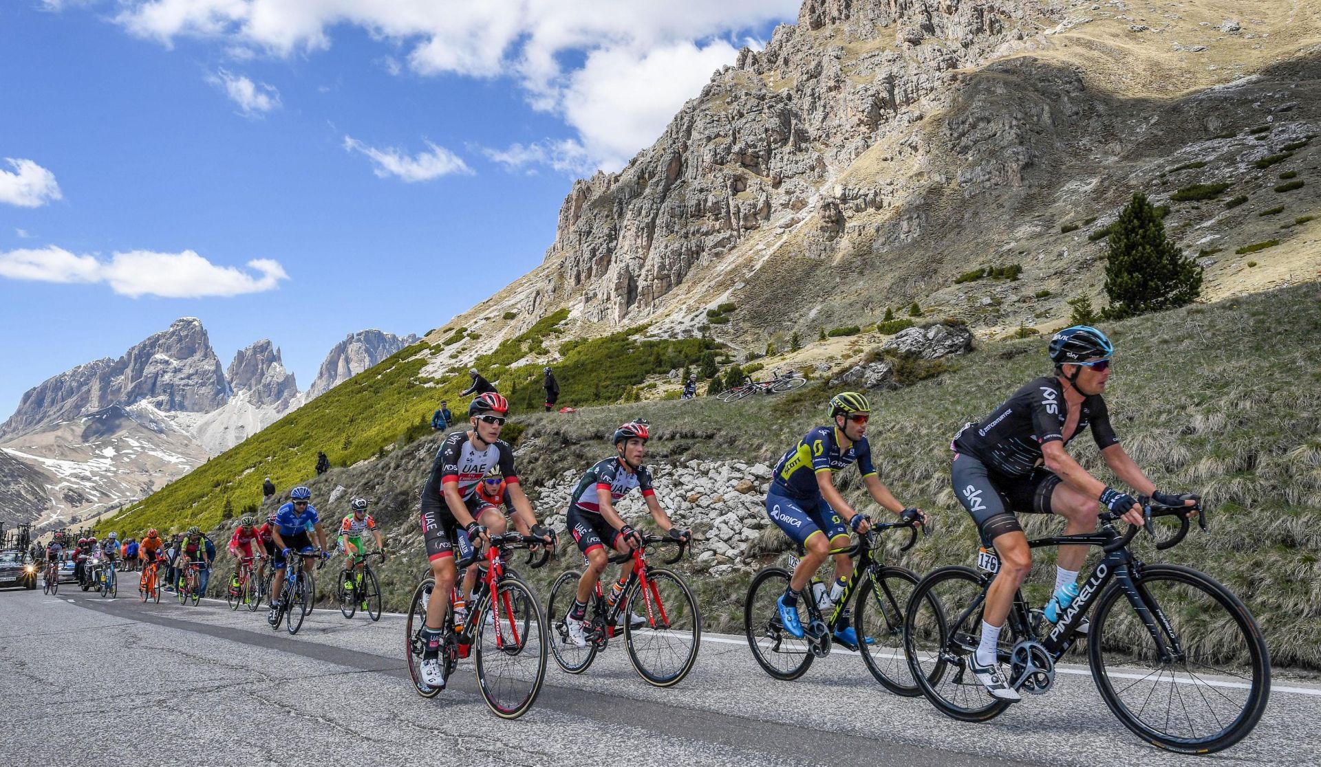 epa05989224 The peloton in action on the Pordoi pass during the 18th stage of the 100th Giro d'Italia cycling race,  over 137 km from Moena to Ortisei/St. Ulrich, Italy, 25 May 2017.  EPA/ALESSANDRO DI MEO