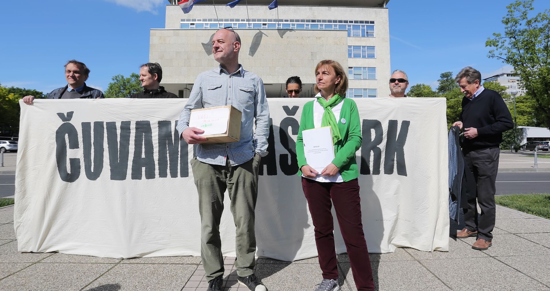 VIDEO: “Čuvamo naš park” za Bandića uručili 1206 potpisa peticije protiv predloženog preuređenja parka na Savici