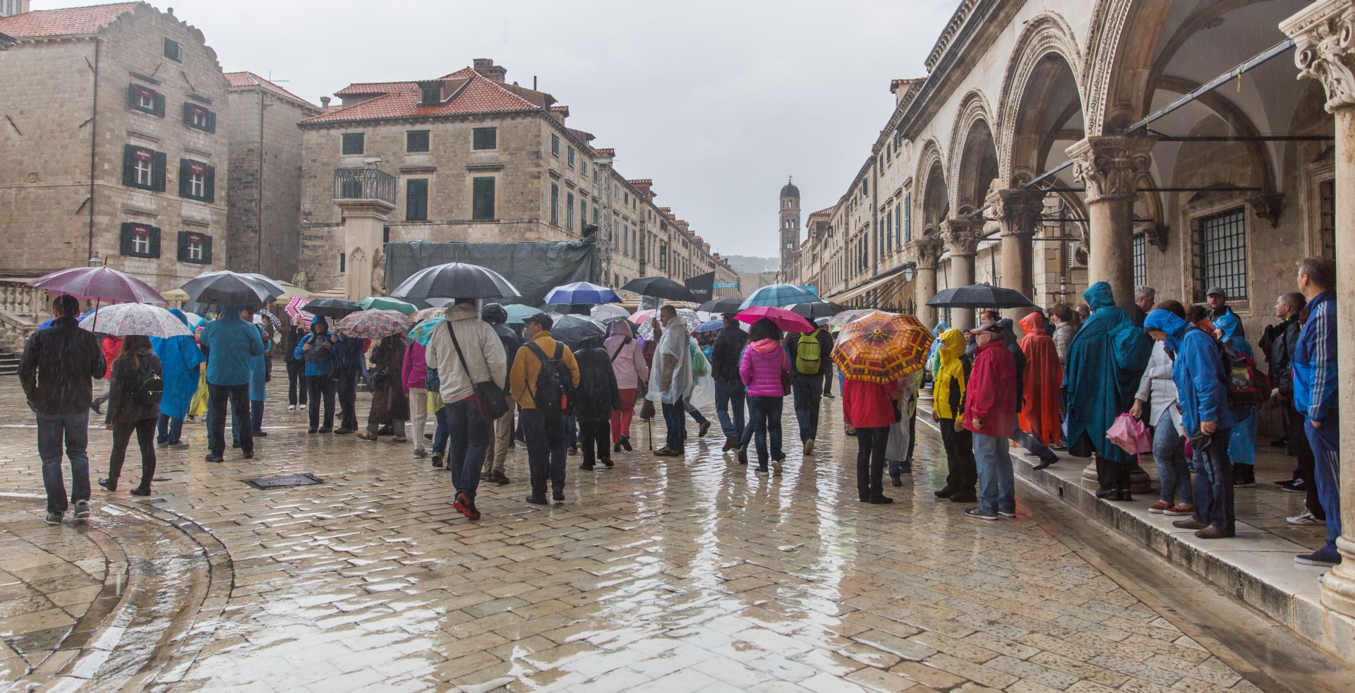 29.04.2017., Stradun, Dubrovnik - Jugo i neprestana kisa jutros u Dubrovniku. Usprkos vremenu grad prepun turista. Photo: Grgo Jelavic/PIXSELL