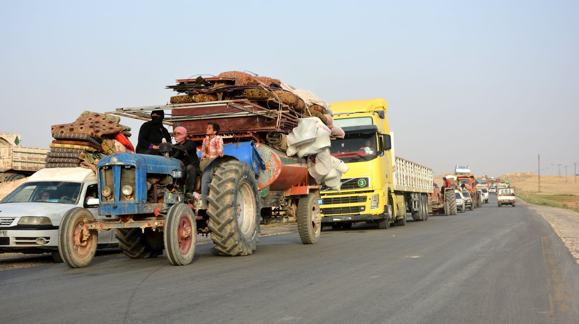 epa05968240 People ride on trucks as they flee Raqqa city, northern Syria, 14 May 2017 (Issued 16 May 2017). Thousand of civilians living in Raqqa are fleeing the hold of the Islamic State (IS) as the Syrian Democratic Forces (QSD) are advancing on the city.  EPA/YOUSSEF YOUSSEF
