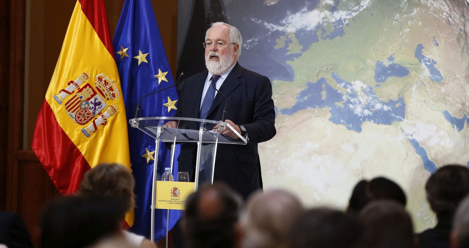 epa05988356 European Commissioner for Climate Action and Energy policies, Miguel Arias Canete delivers a speech during the opening of the debate conference on Climate Change and Energy Transitional Period in Madrid, Spain, 25 May 2017.  EPA/CHEMA MOYA