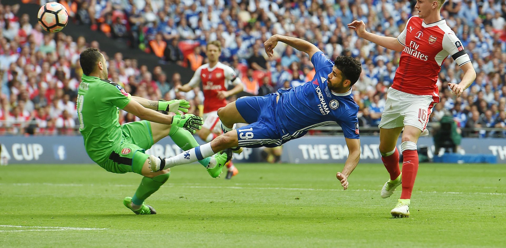 epa05993728 Chelsea's Diego Costa (C) competes for the ball with Arsenal keeper David Ospina (L)  during the FA Cup final match Arsenal vs Chelsea at Wembley Stadium in London, Britain, 27 May 2017.  EPA/ANDY RAIN EDITORIAL USE ONLY. No use with unauthorized audio, video, data, fixture lists, club/league logos or 'live' service. Online in-match use limited to 75 images, no video emulation. No use in betting, games or single club/league/player publications
