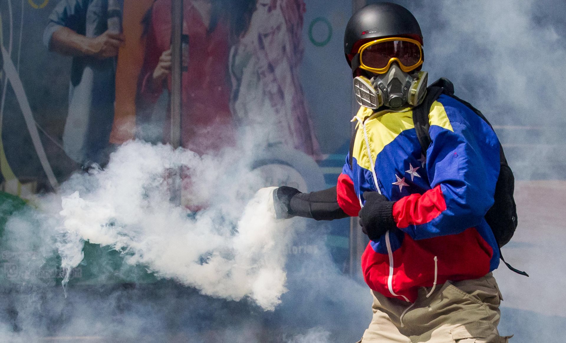epa06000298 Protesters clash with police during an opposition protest in Caracas, Venezuela, 30 May 2017. University students and opponents of the government of President Nicolas Maduro return to the streets to demand the end of the 'repression' and 'impunity' of the Maduro government. More than 50 people have been killed and scores injured in protest-related violence over the last sixty days.  EPA/MIGUEL GUTIERREZ
