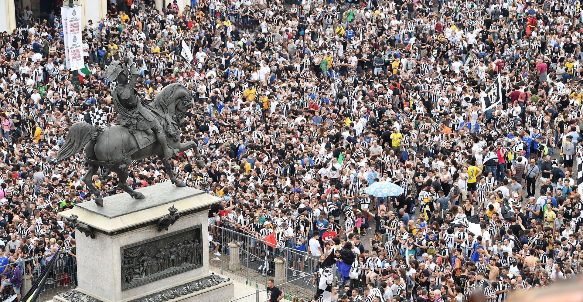epa06008431 Juventus' supporters gather in San Carlos' Square in Turin, Italy, 03 June 2017, waiting for the start of the public viewing of the UEFA Champions League final betwenn Juventus FC and Real Madrid CF is being played in Cardiff.  EPA/ALESSANDRO DI MARCO