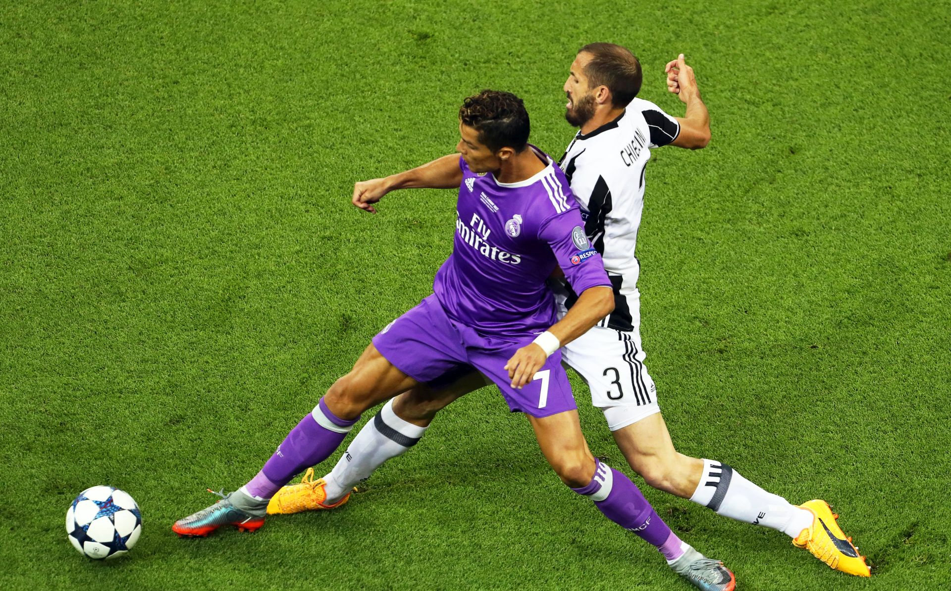 epa06008544 Juventus' Giorgio Chiellini (R) in action against Real Madrid's Cristiano Ronaldo (L) during the UEFA Champions League final between Juventus FC and Real Madrid at the National Stadium of Wales in Cardiff, Britain, 03 June 2017. EPA/GEOFF CADDICK