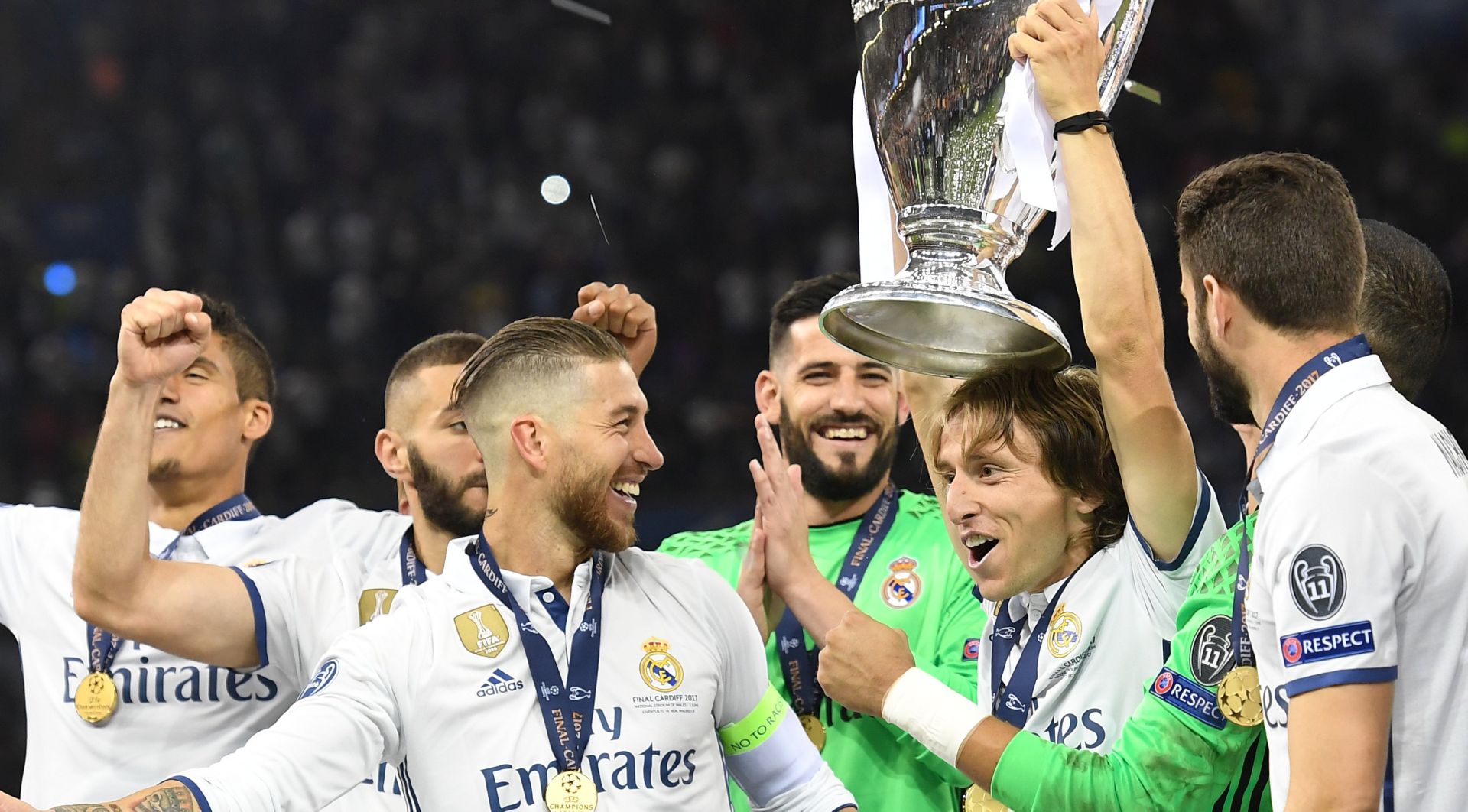 epa06008902 Real Madrid's Luka Modric celebrates with the trophy after winning the UEFA Champions League final between Juventus FC and Real Madrid at the National Stadium of Wales in Cardiff, Britain, 03 June 2017.  EPA/ANDY RAIN