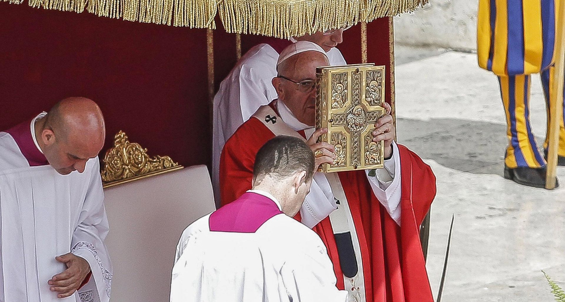 epa06009407 Pope Francis leads a Mass for the Solemnity of Pentecost, in St. Peter's Square at the Vatican, 04 June 2017. Pentecost is celebrated by Christian on the 50th day after Easter, commemorating the descent of the Holy Spirit upon the Apostles.  EPA/GIUSEPPE LAMI