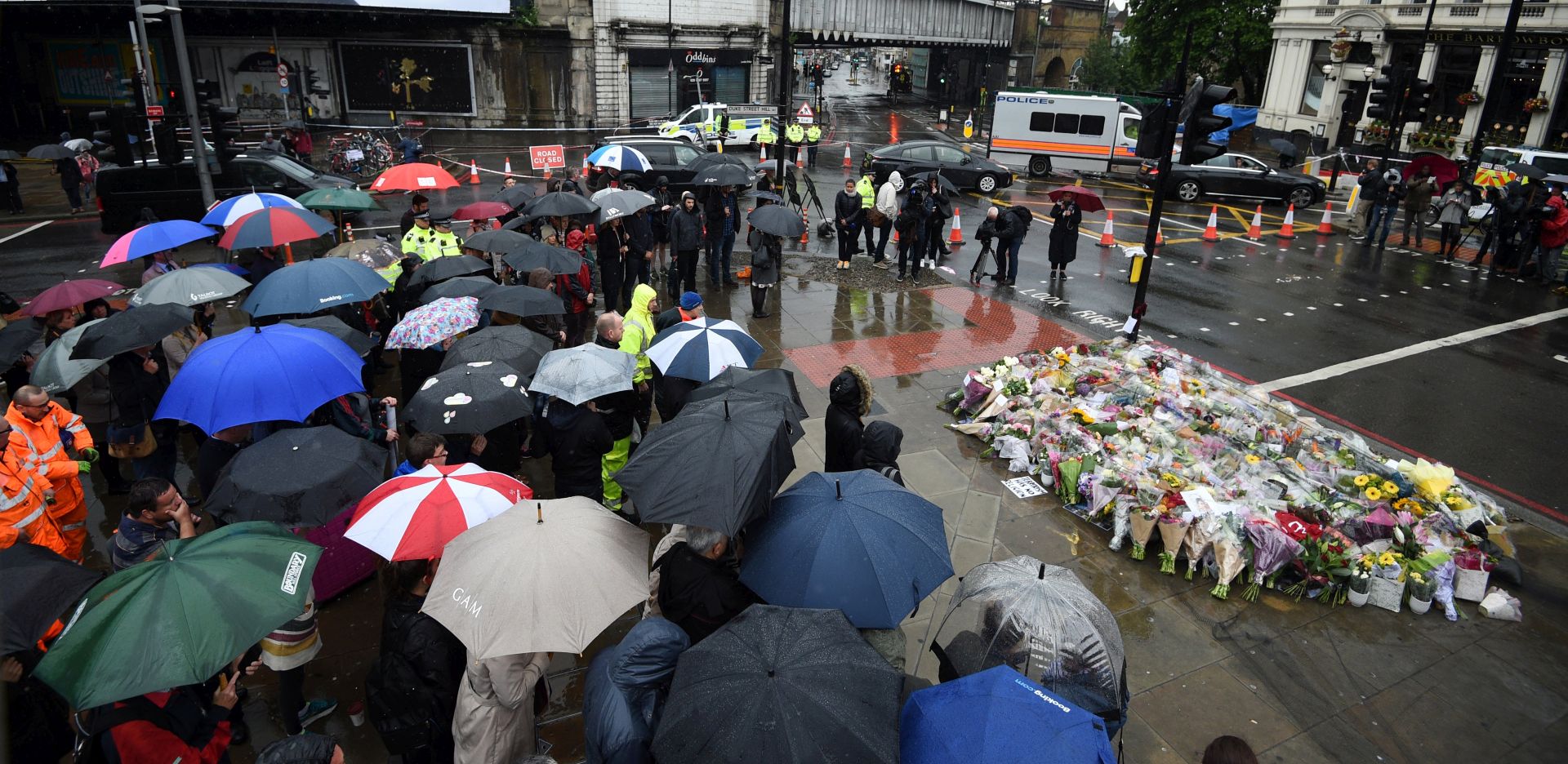 epa06012886 Members of the public observe a minute's silence for the victims of the London Bridge terror attacks on London Bridge, close to Borough Market in London, Britain, 06 June 2017. Seven people have lost their lives and 48 people have been injured after three attackers drove a van into crowds on London Bridge and then went on a stabbing rampage. The three attackers wearing fake suicide vests were shot dead by police who are treating the attack as a 'terrorist incident'.  EPA/FACUNDO ARRIZABALAGA