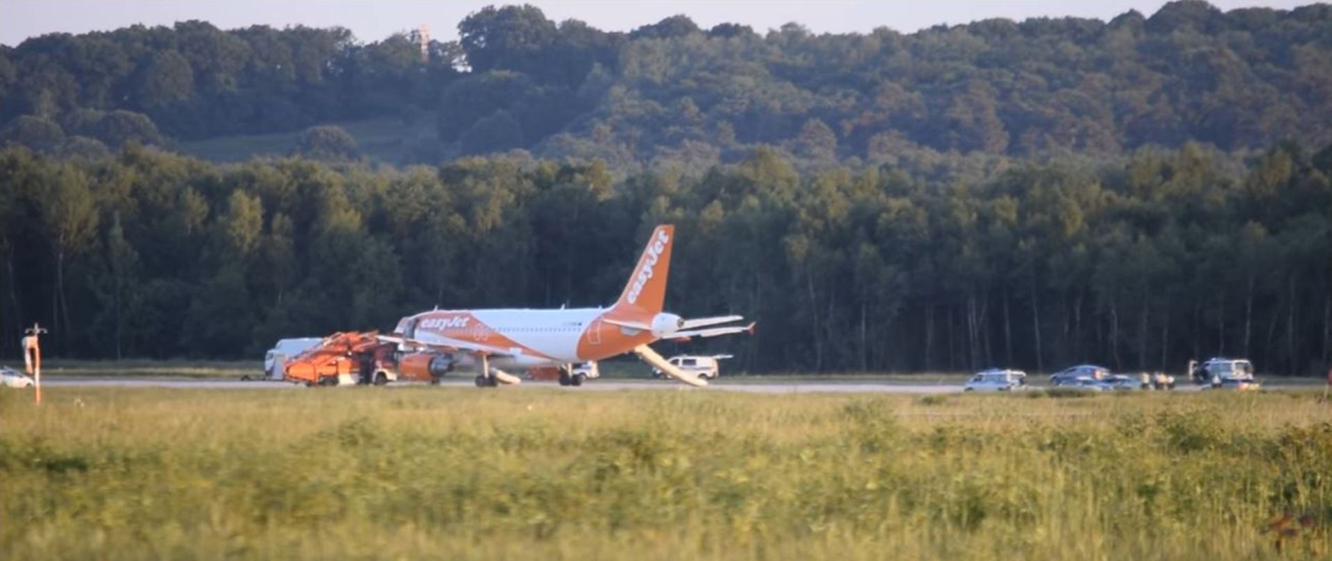 A video still shows the Easyjet airplane with its emergency slide down on the runway of the airport Cologne/Bonn in Cologne, Germany, 10 June 2017. The cause for the scene was a suspicious situation on board. The pilot of the airplane decided on an unscheduled landing. Photo: Thomas Kraus/dpa