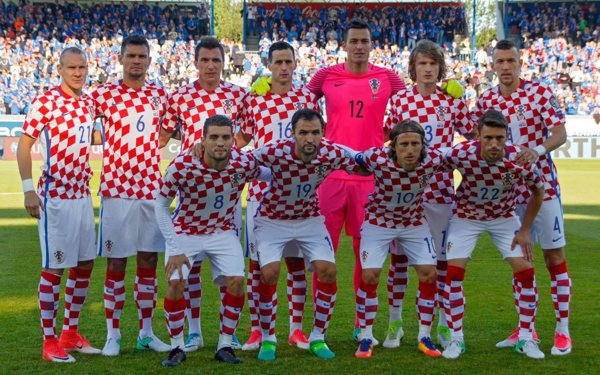 epa06023245 Croatia's starting eleven pose for a picture before the  the FIFA World Cup 2018 qualifying soccer match between Iceland and Croatia in Reykjavik, Iceland, 11 June 2017.  EPA/Birgir Thor Hardarson ICELAND OUT