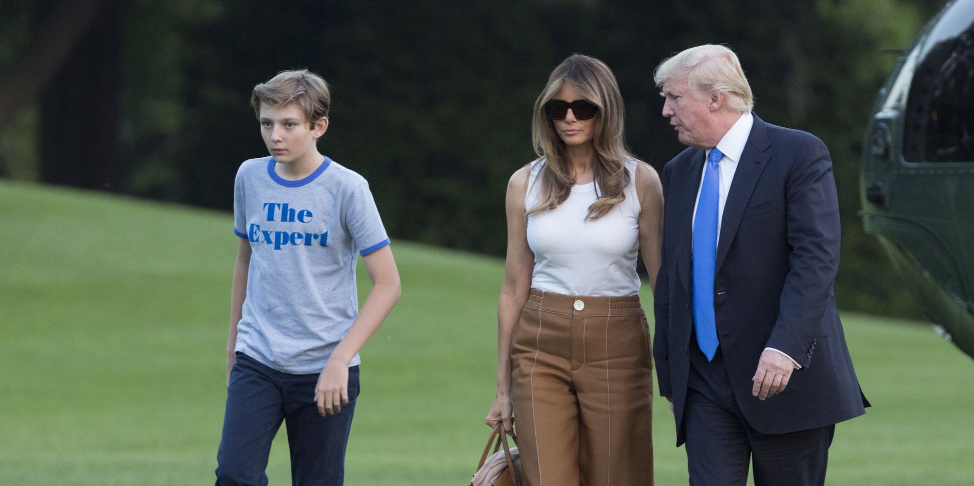 epa06023646 US President Donald J. Trump (R), First Lady Melania Trump (C) and their son Barron Trump return to the White House in Washington, DC, USA, 11 June 2017, after a trip to New Jersey.  EPA/CHRIS KLEPONIS / POOL